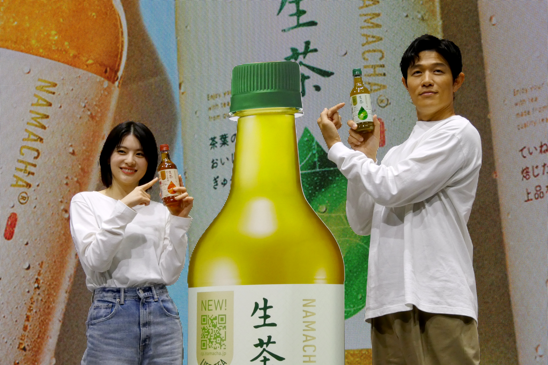 「キリン 生茶」をアピールする鈴木亮平（右）と出口夏希（左）