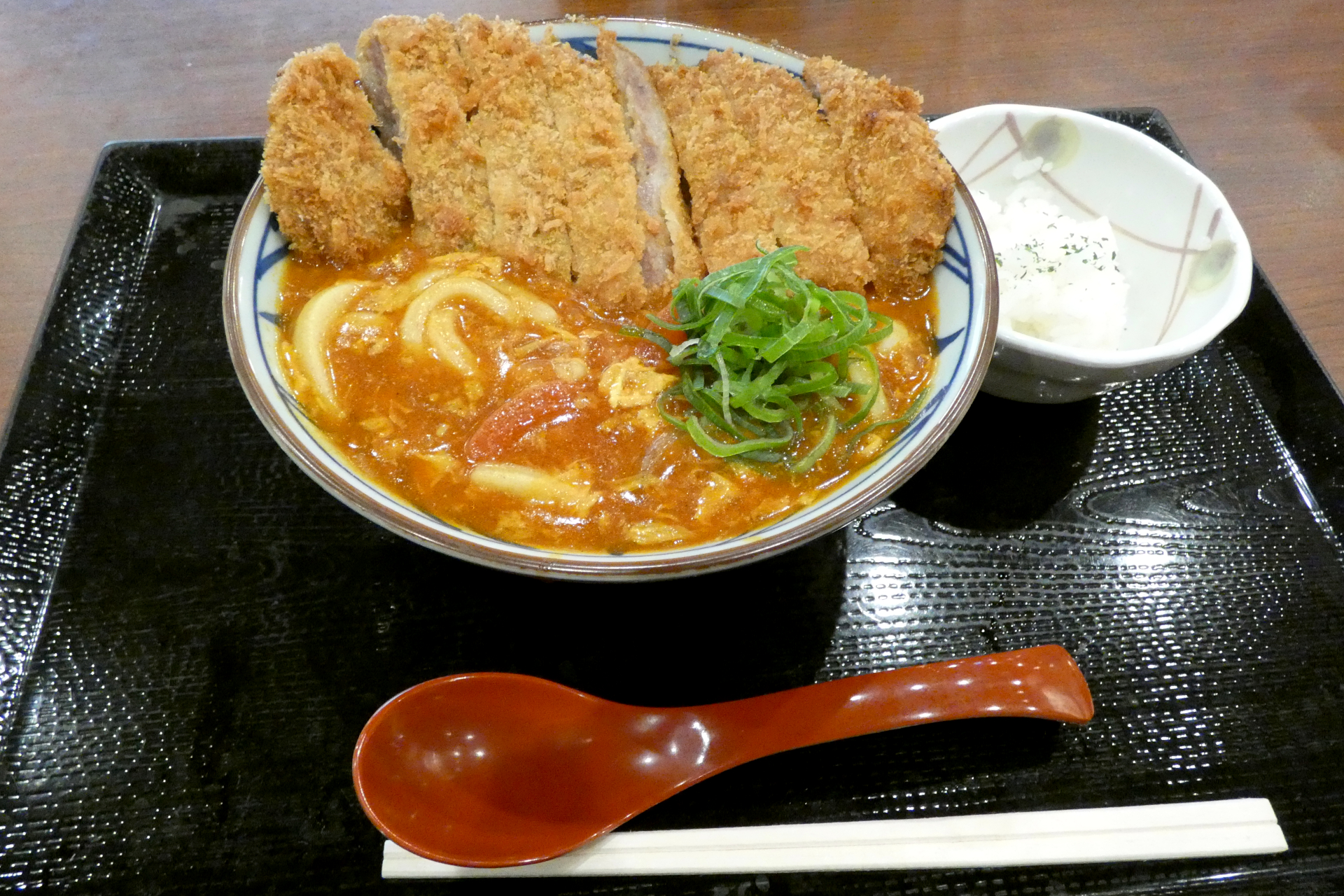 新作の「牛カツトマたまカレーうどん」