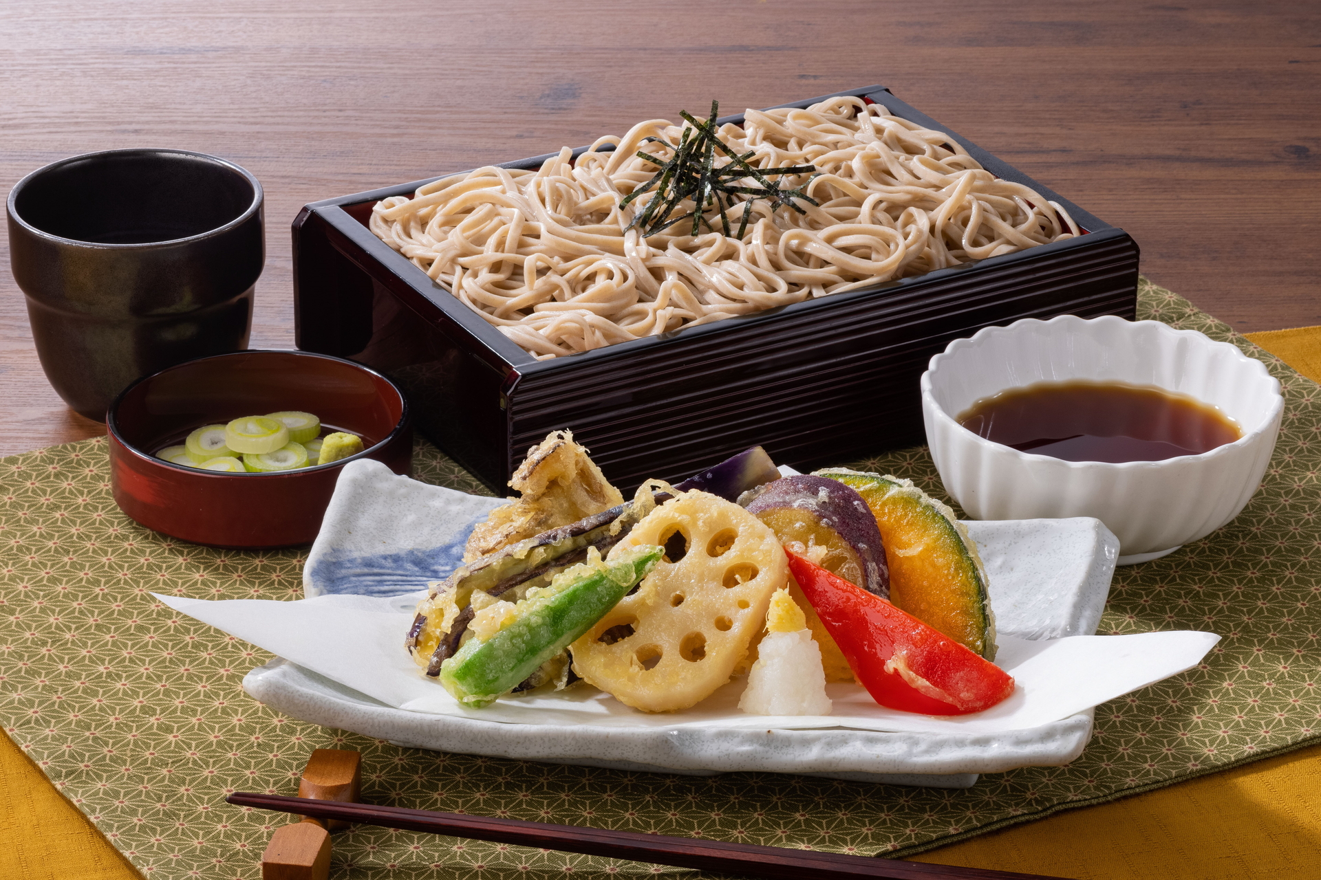 「野菜天せいろ北海道そば」（1562円）