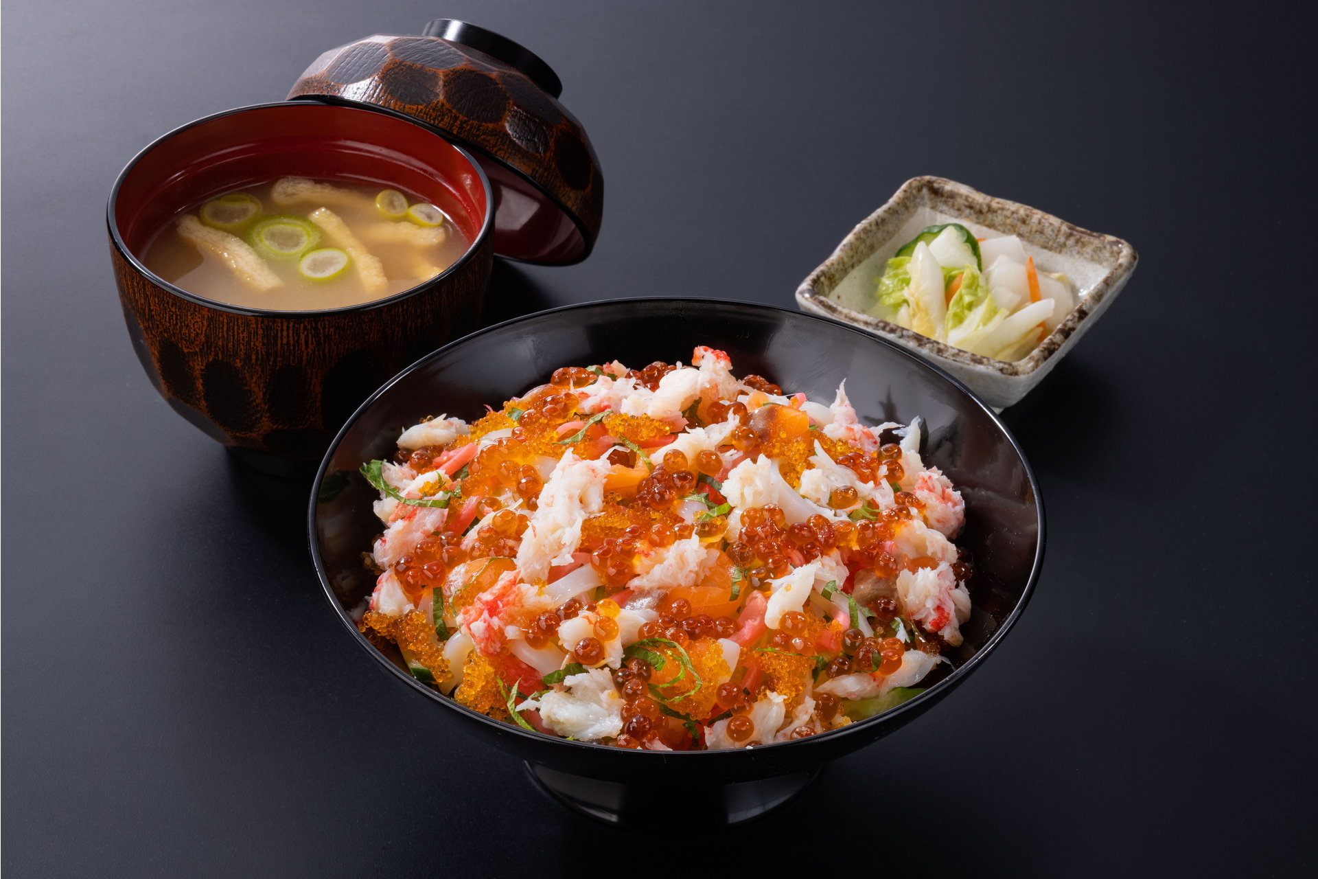 かにといくらが増量になった「オホーツク丼」（1859円）