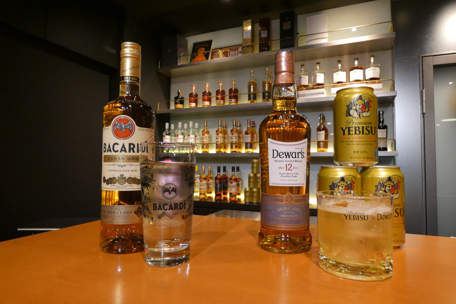 「デュワーズ12年」（右）と「バカルディゴールド」（左）