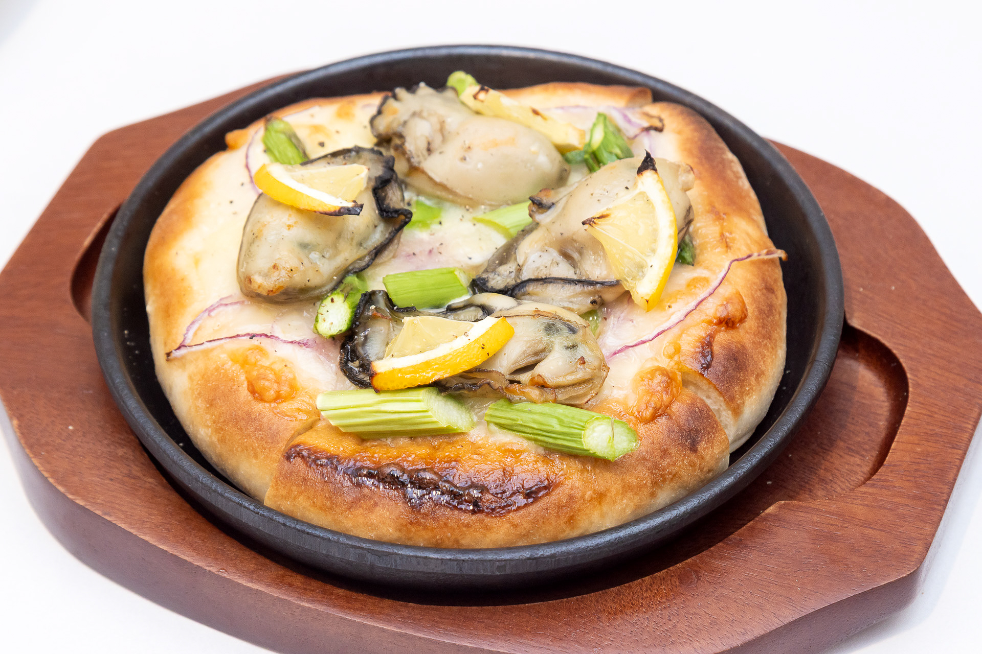 牡蠣とアスパラガスのちいさなブレッドピザ