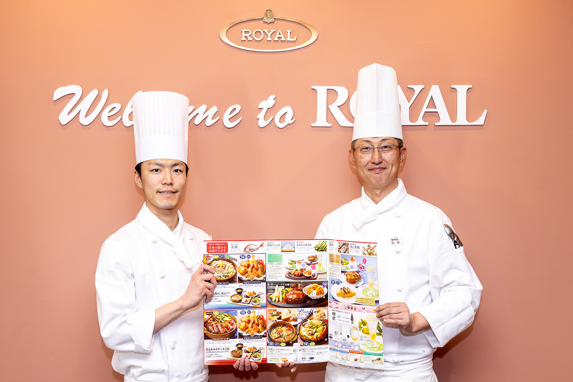 「獺祭と国産の素材を使った料理のペアリングをお楽しみください」とメニュー作りに携わったロイヤルフードサービス株式会社 RH東関東営業部 スーパーバイザー 松島孝仁氏（右）とロイヤル株式会社 商品本部 企画開発部 舘宏明氏（左）