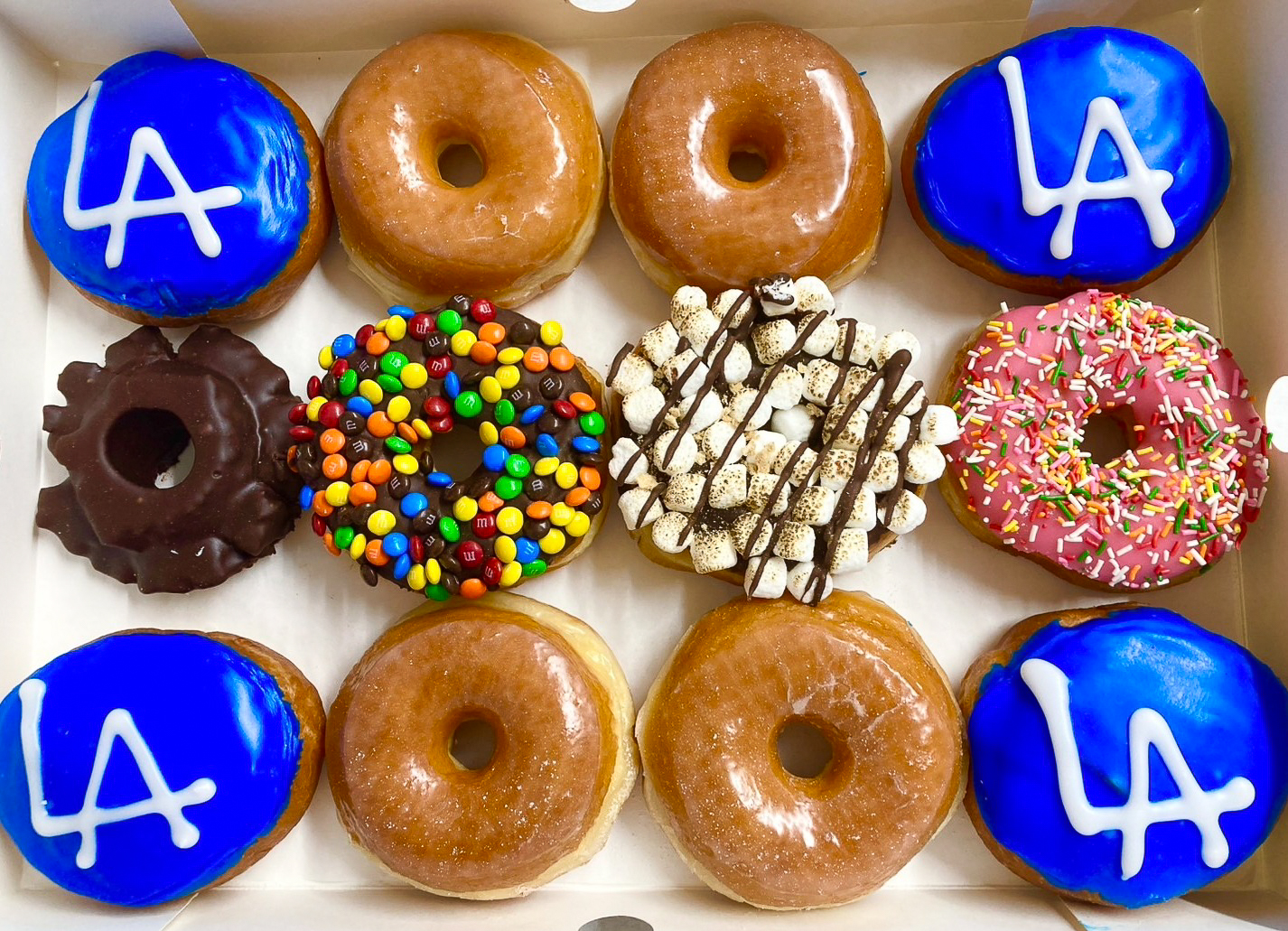 ランディーズドーナツ「LAブルーカスタードクリーム 限定ダズンボックス」