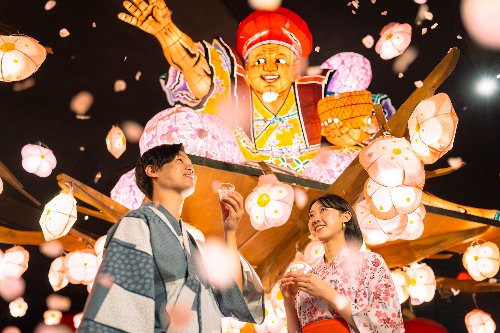 ねぶた花咲かじいさんの前で花見酒を楽しむ