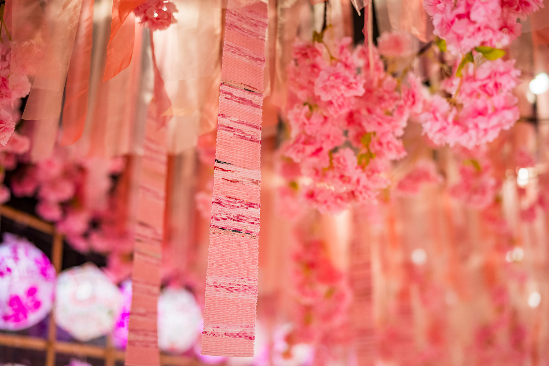 満開のしだれ桜を表現した南部裂織