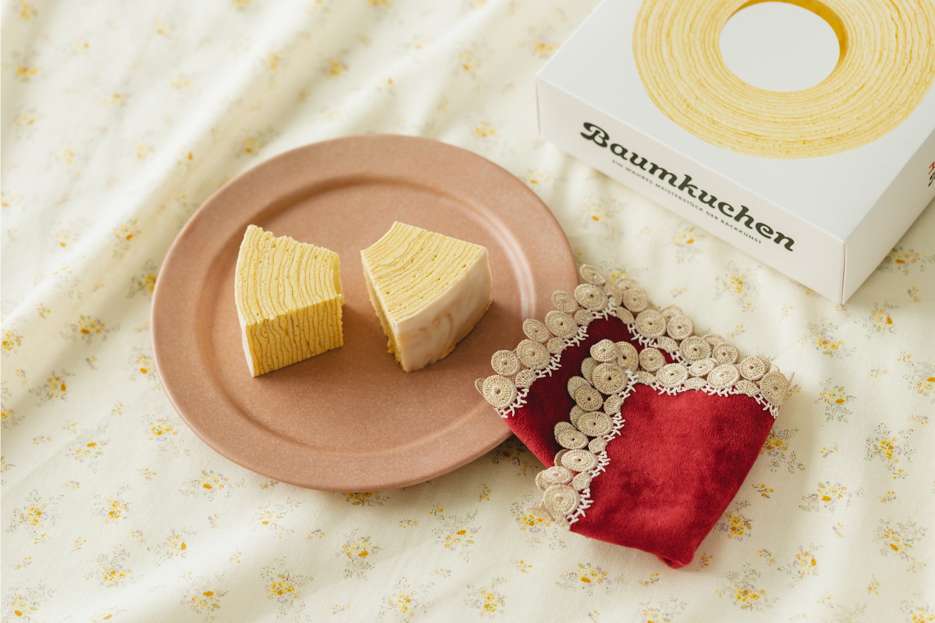 ユーハイム「バウムクーヘン＆近沢レース店タオルハンカチセット」