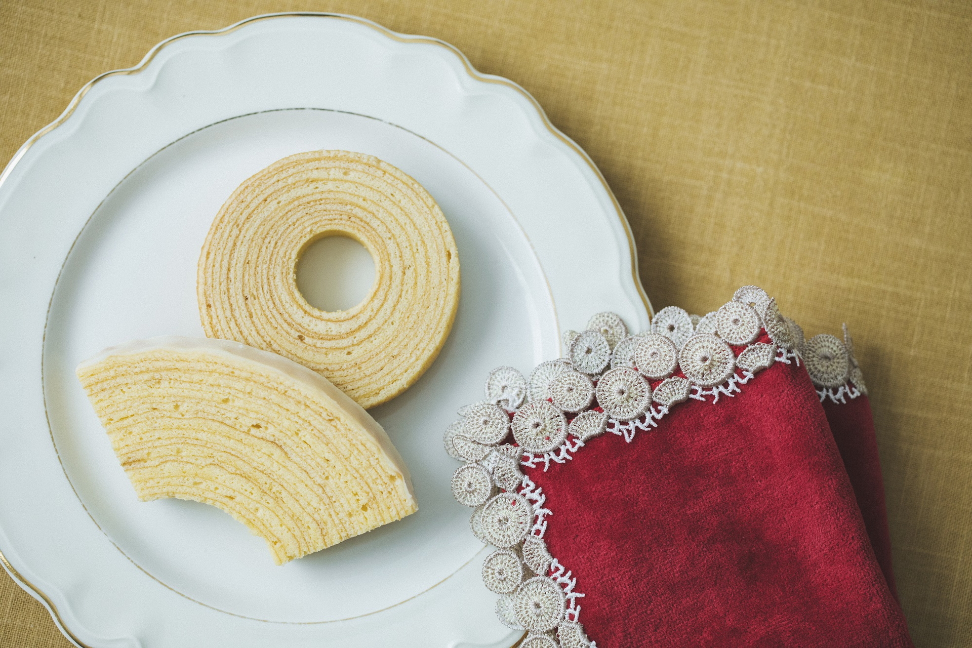 レースにはリング型と扇形が、タオル地をつなぐ部分には「ユーハイム」の文字があしらわれている