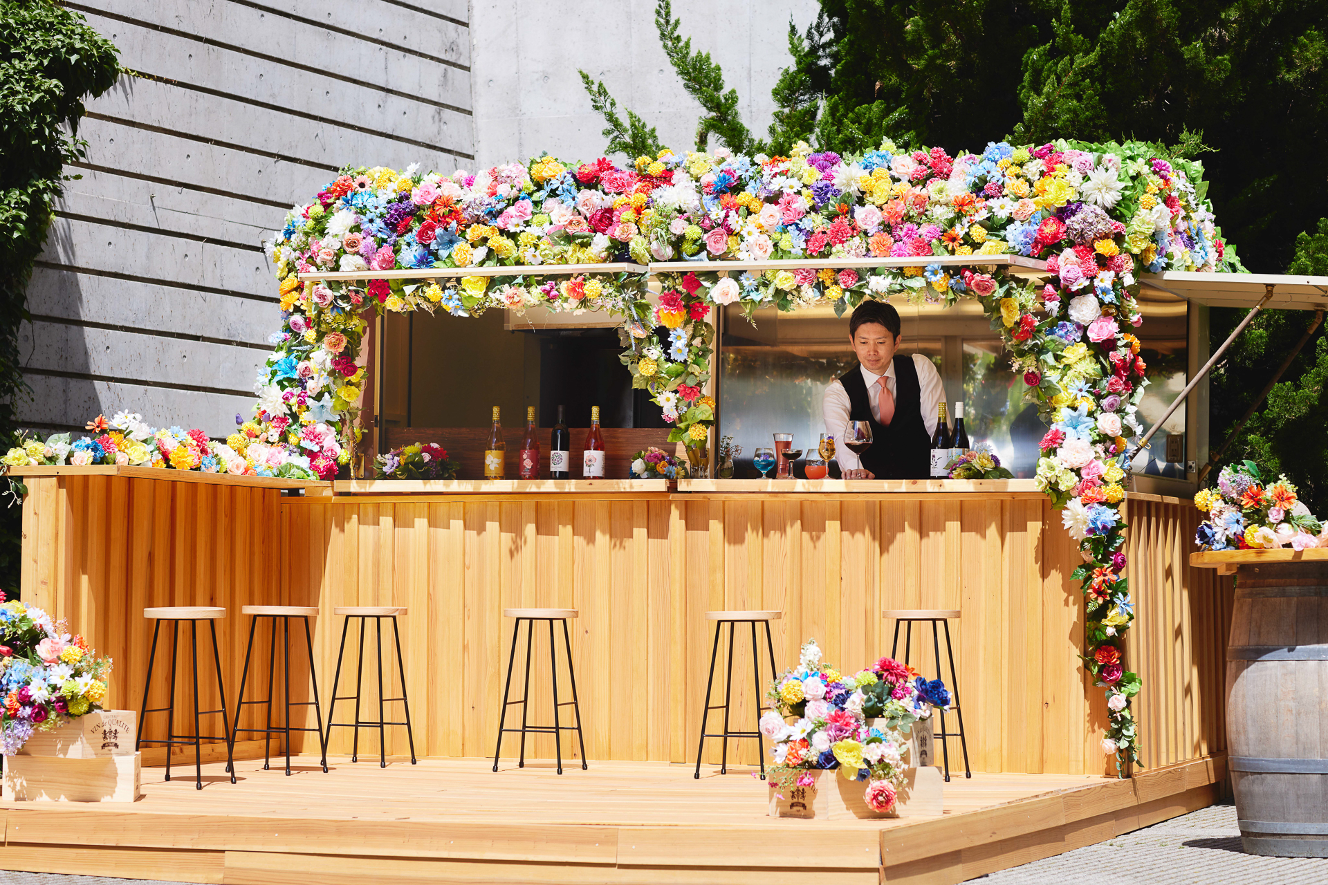今年は色鮮やかなカクテルやモクテルなど、各種ドリンクが楽しめる「花咲くBAR」が新登場します