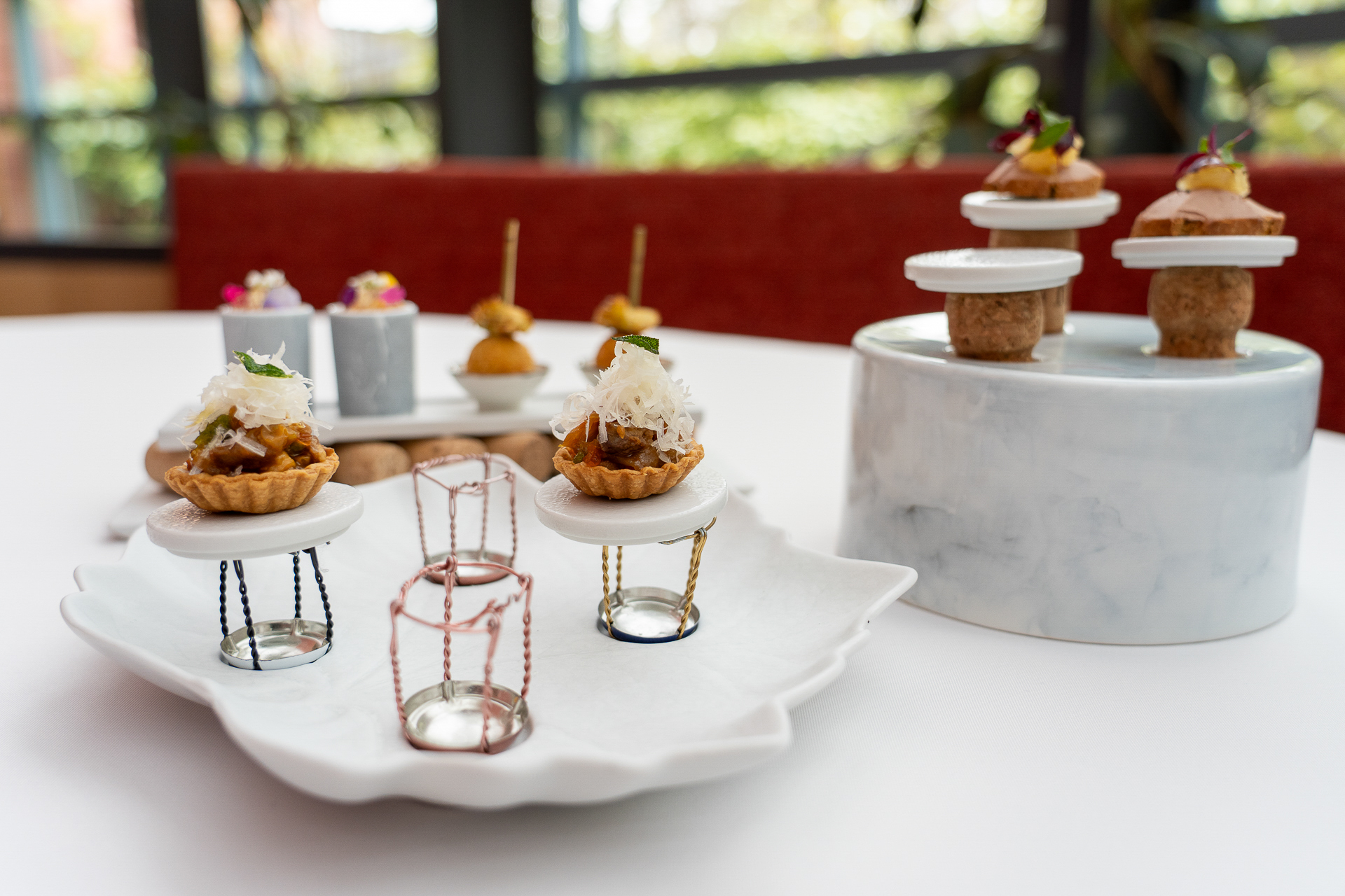 プレートにワインのコルクやスプマンテのワイヤーキャップが使われていたりと遊び心があって楽しい