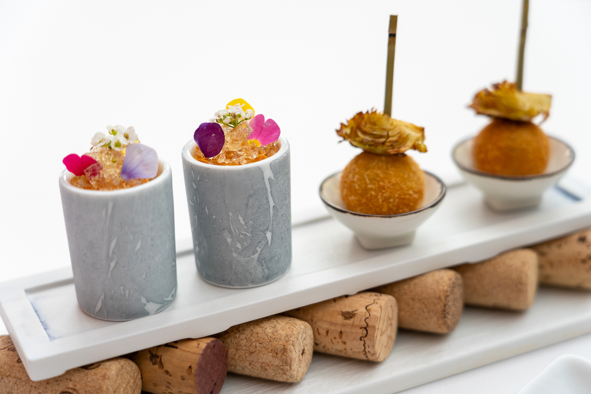 トマトのムースやジュレを合わせたイタリア・トスカーナ地方の伝統料理（左）と、そら豆のクロケット（右）