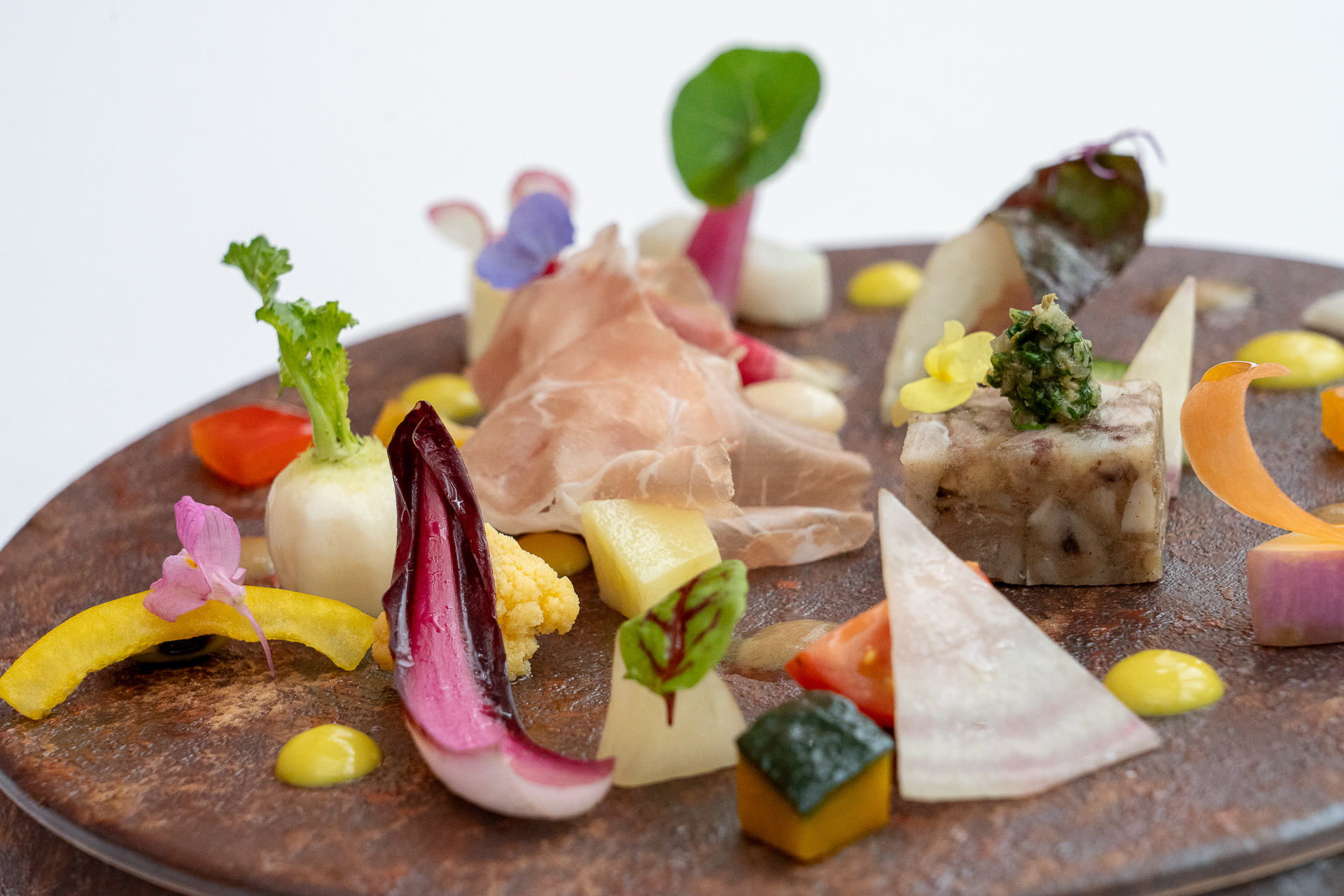 美しいミニチュア農園のようなメニューなど春の味覚を味わってきました