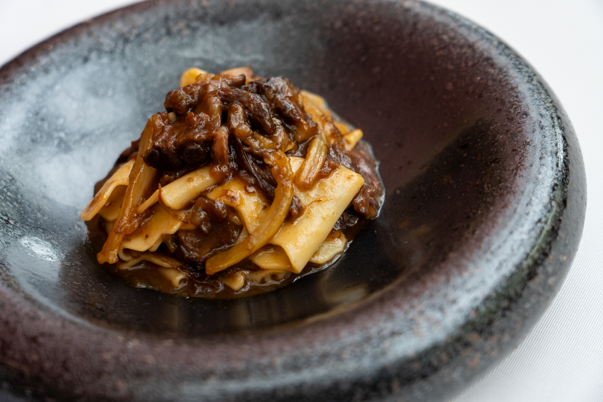 シェフ手作りの平たい麺はソースの絡みが抜群。セロリの風味もときどき感じられます