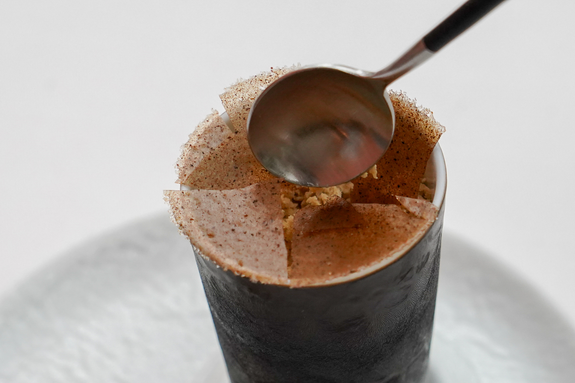 牛蒡＆カカオのクロッカンテをスプーンでパリッと割る瞬間