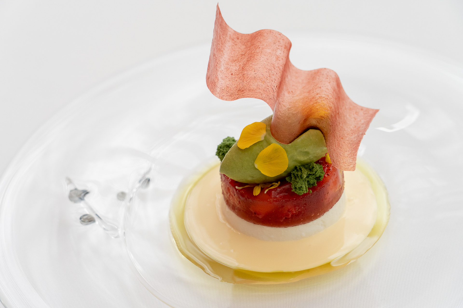 仕上げに菜の花のオイルをかけたドルチェ。一番甘いのは下のクリーム部分