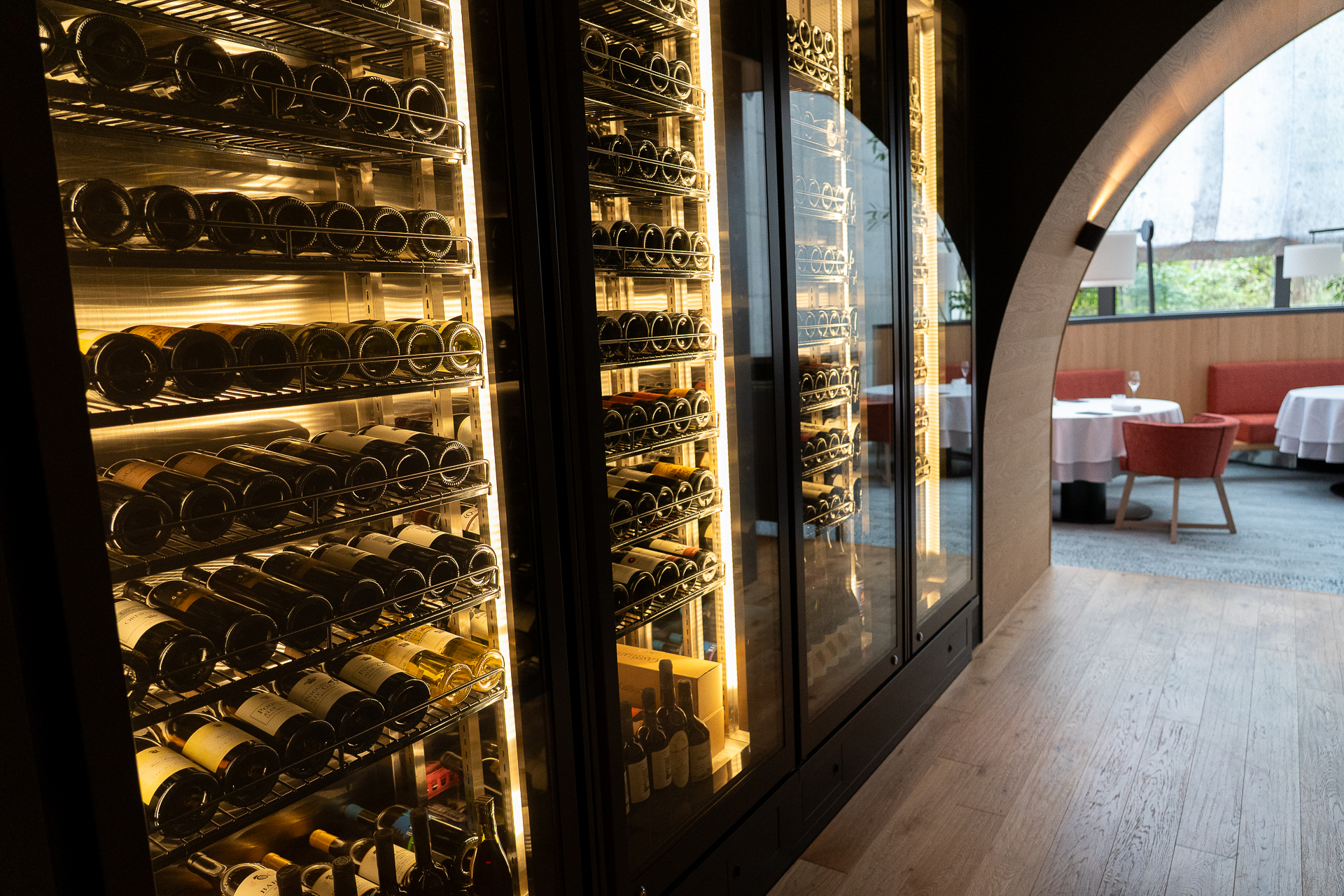 全長約11mのワインセラーが圧巻
