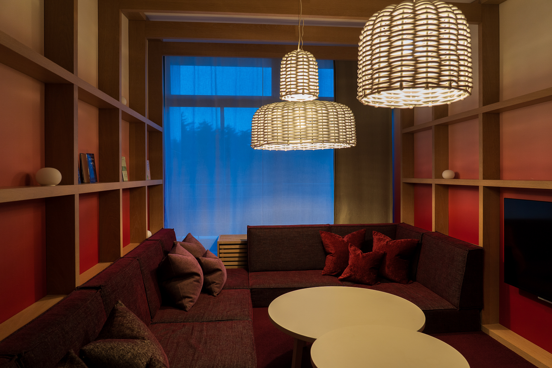 ボルドーカラーを基調にしたインテリアの「ワインスイートメゾネット」。こちらが2階のリビングスペース