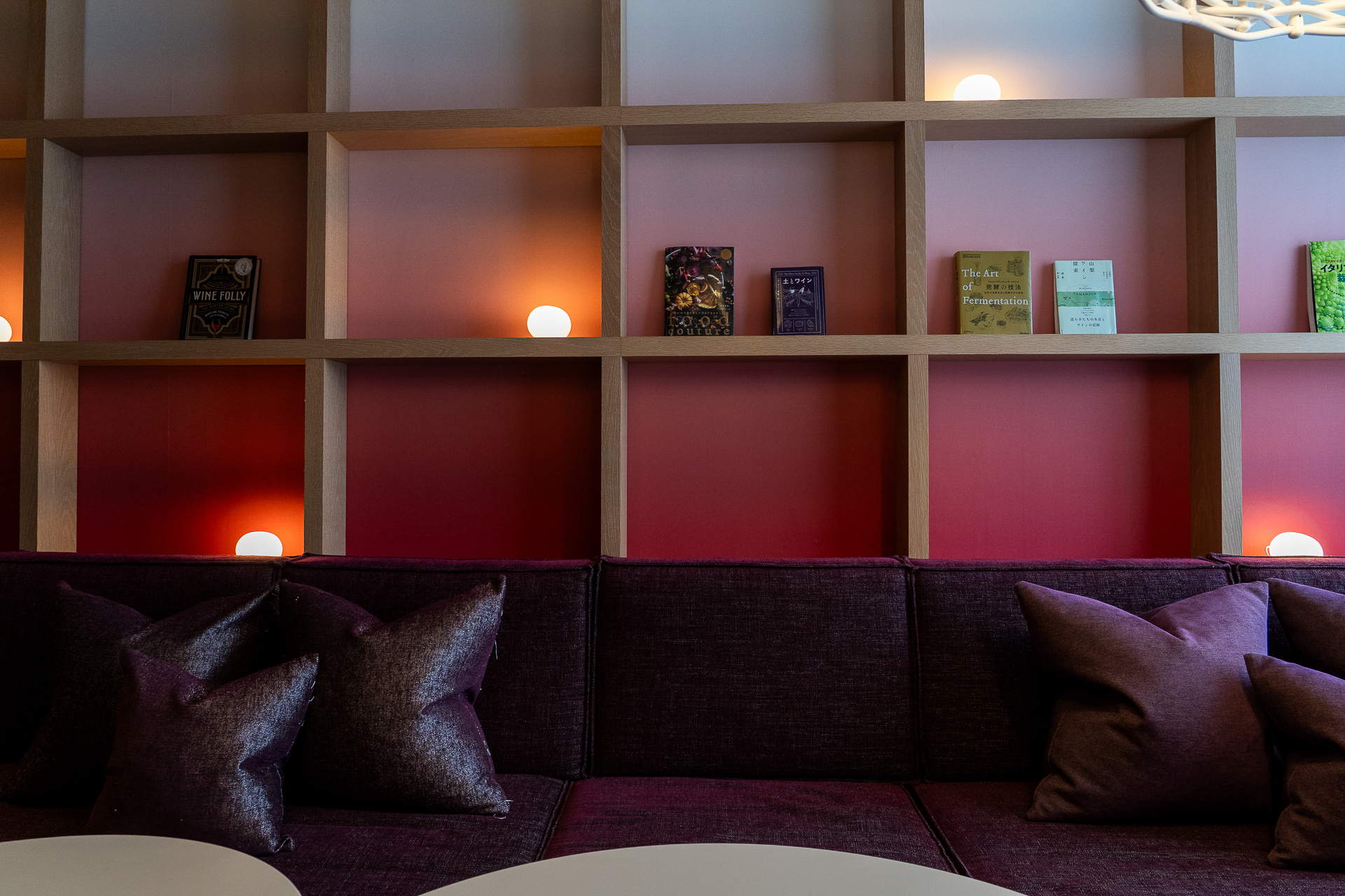 格子状の棚にはワインや旅関連の本など