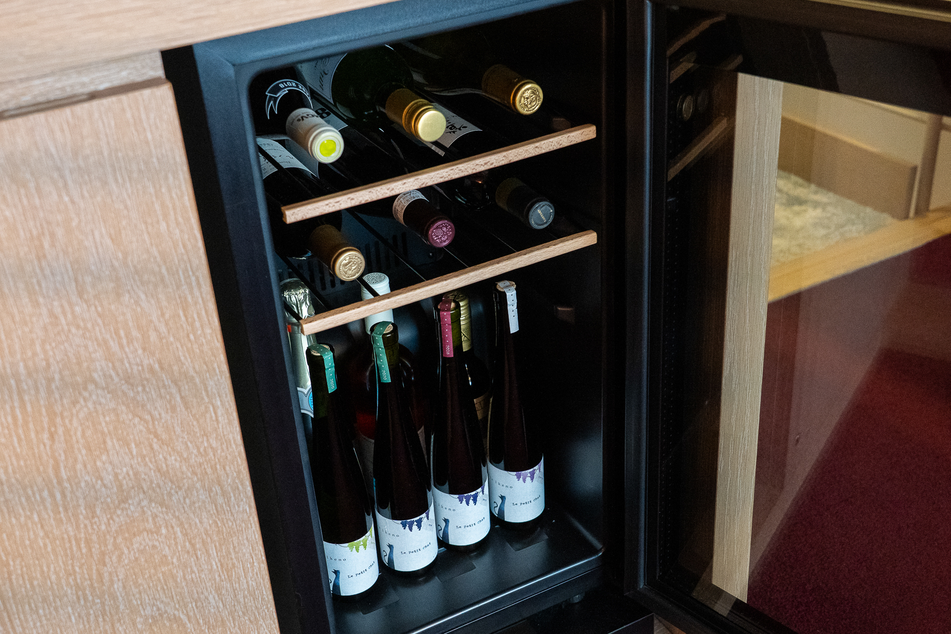 ワインセラー内のセレクトされたワインは別途購入が可能