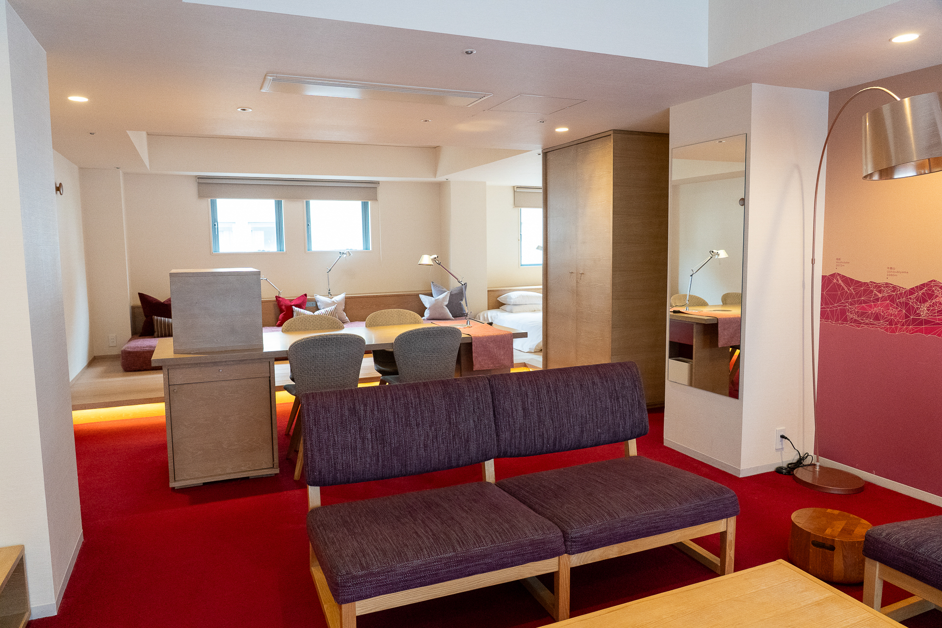 こちらはピーマン通り沿いのテラス付きルーム。ヨガなどができるワイドな屋外テラスを備えます