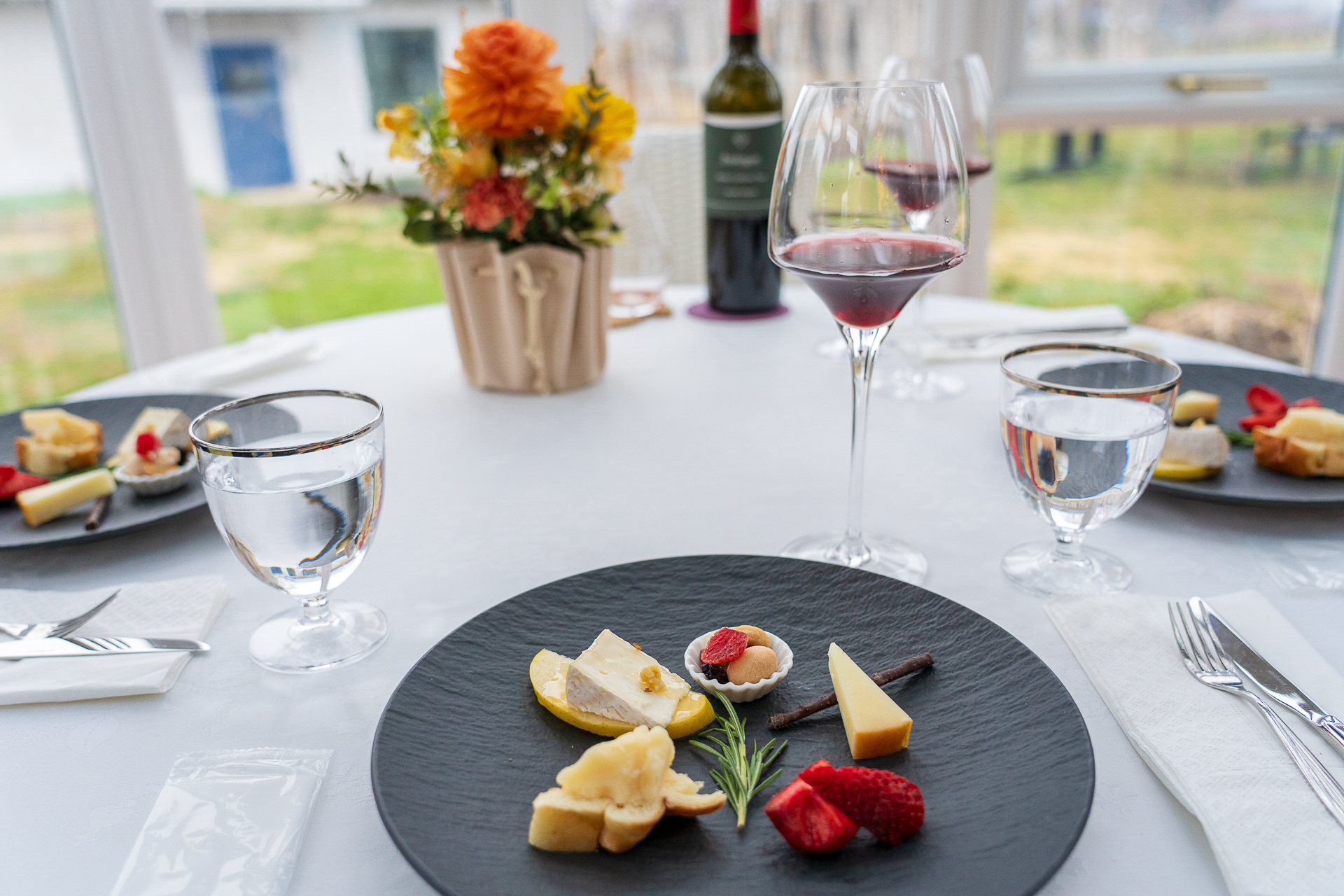 2杯目は英国製コンサバトリーで。地産地消のワインやチーズをいただきます