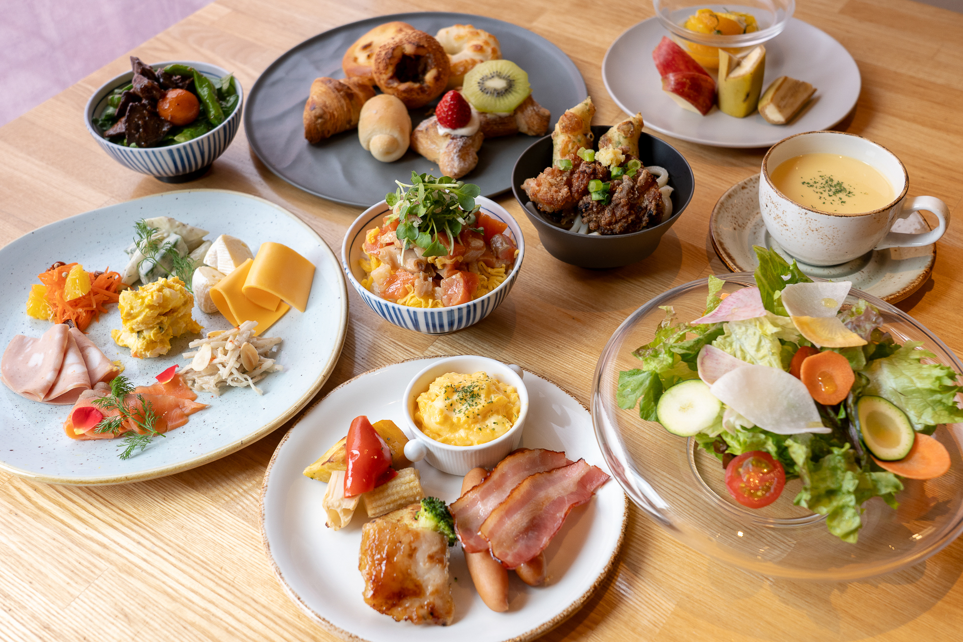 朝食ビュッフェは6時半から