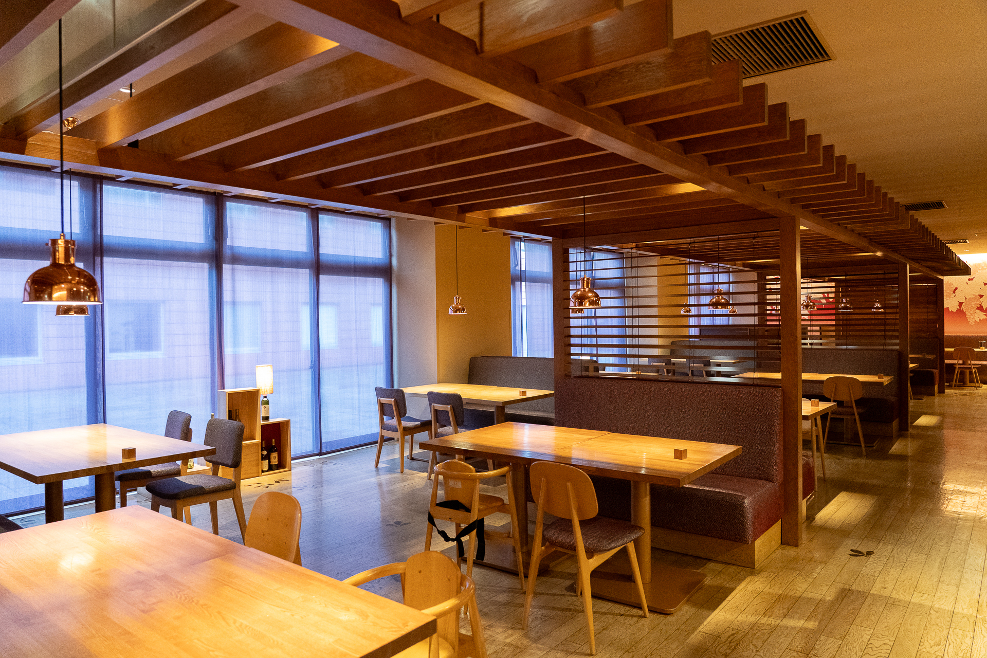 ビュッフェ＆グリルレストラン「YYgrill」の店内デザインはブドウ棚がモチーフ