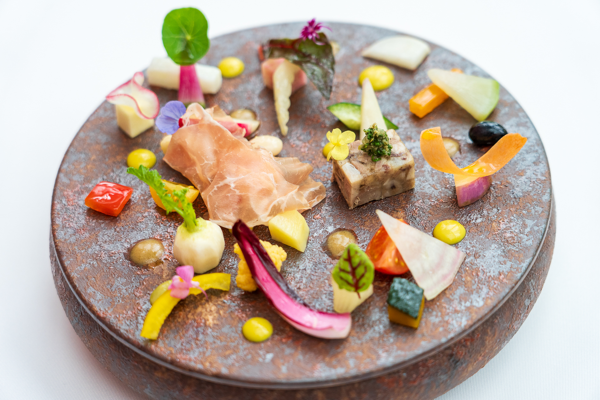 箱庭のような「畑の前菜」。ちょんちょんと添えられているソースは2種類。生ハムやソプレッサータ（日本料理でいう煮凝り）も美味