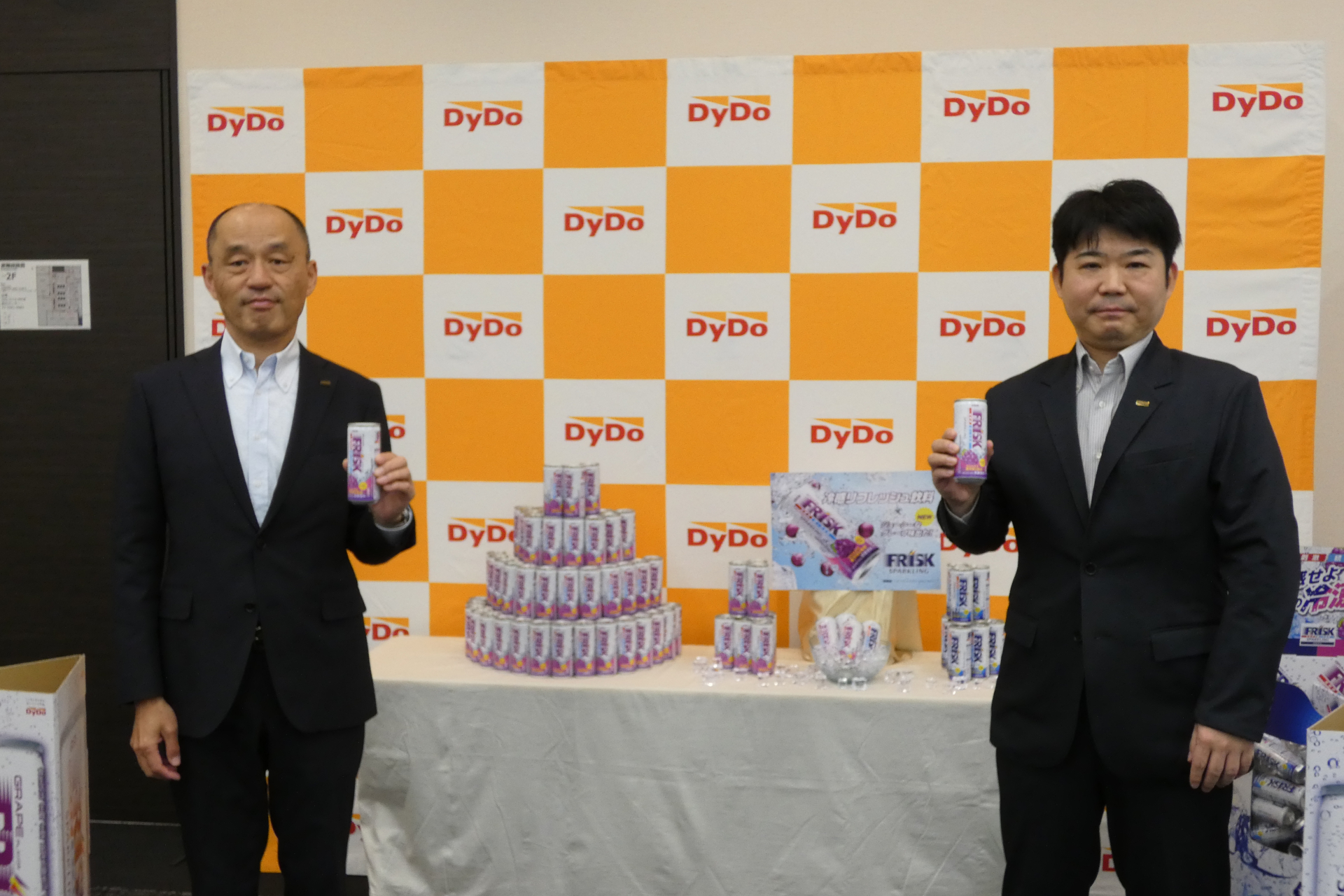 代表取締役社長の中島孝徳氏（左）とマーケティング部 部長の坂本大介氏（右）