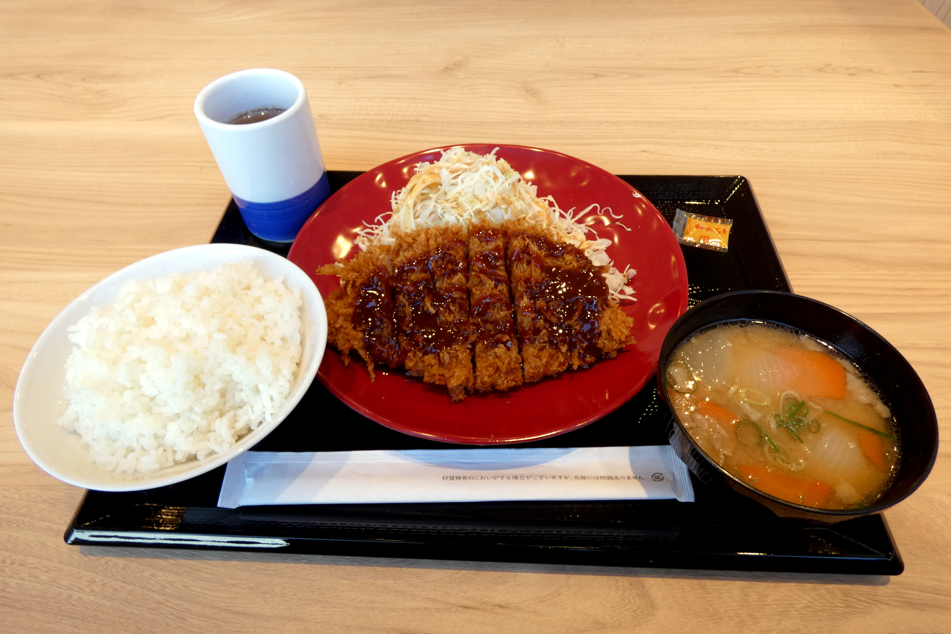 オープンから3日間は通常790円（税別）の「ロースカツ定食」が640円（税別）になる