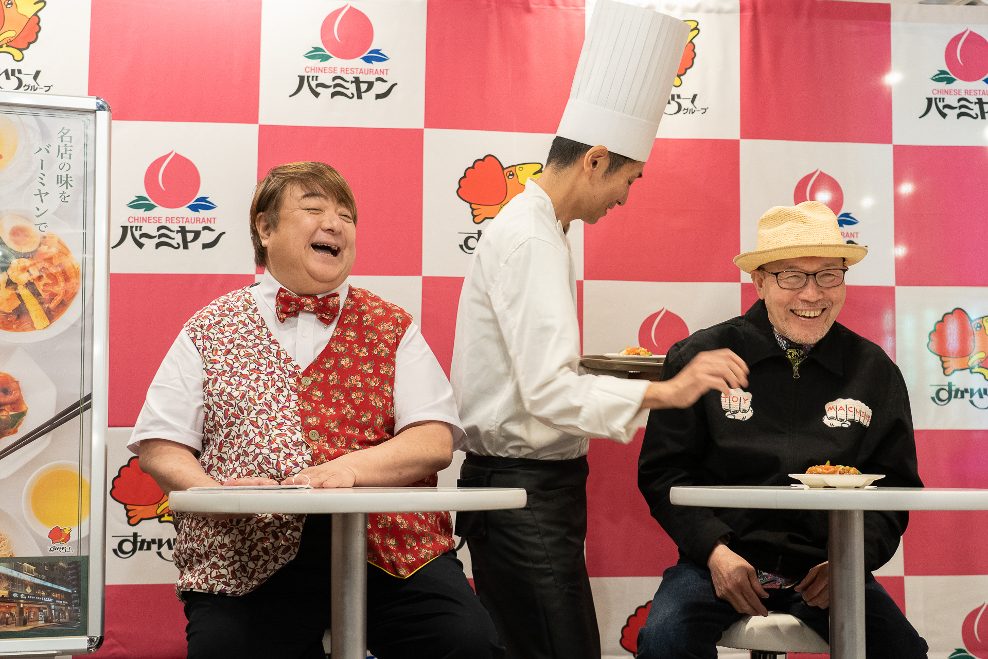 今年新たにメニュー開発に加わったという山口慎シェフ自らゲストに料理を運んだ