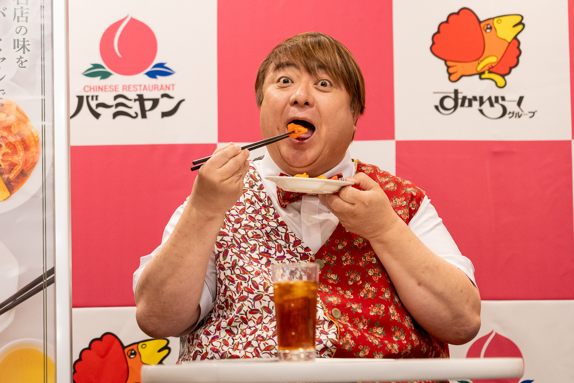 彦摩呂さんは「海老の甘酢（あま～ず）台北炒め」のフレッシュ感が残るトマトの美味しさを「トマトの途中下車～！」と表現