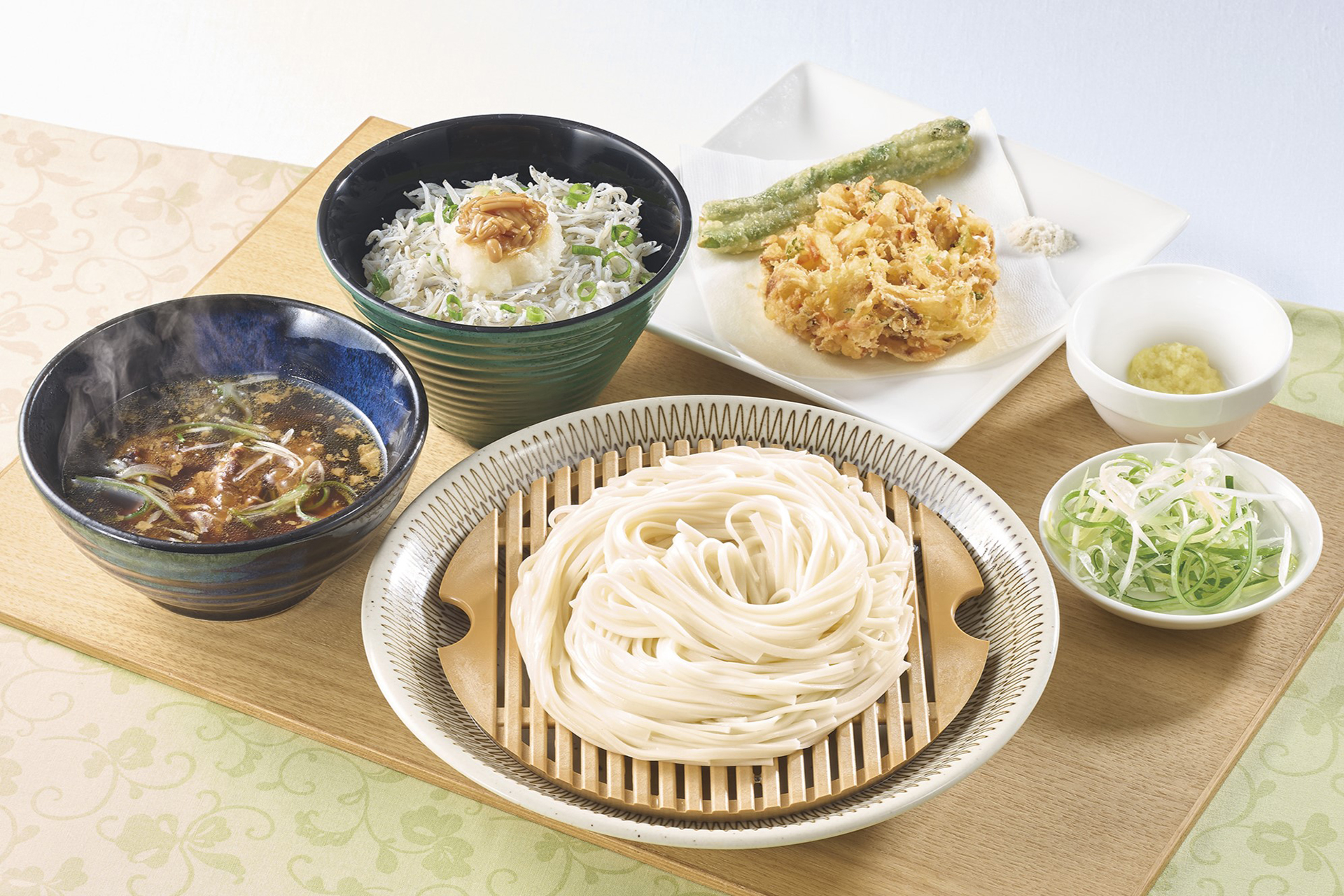 〈秋田無限堂の稲庭うどん〉豚なんこつの葱つけ麺と野菜かき揚げ