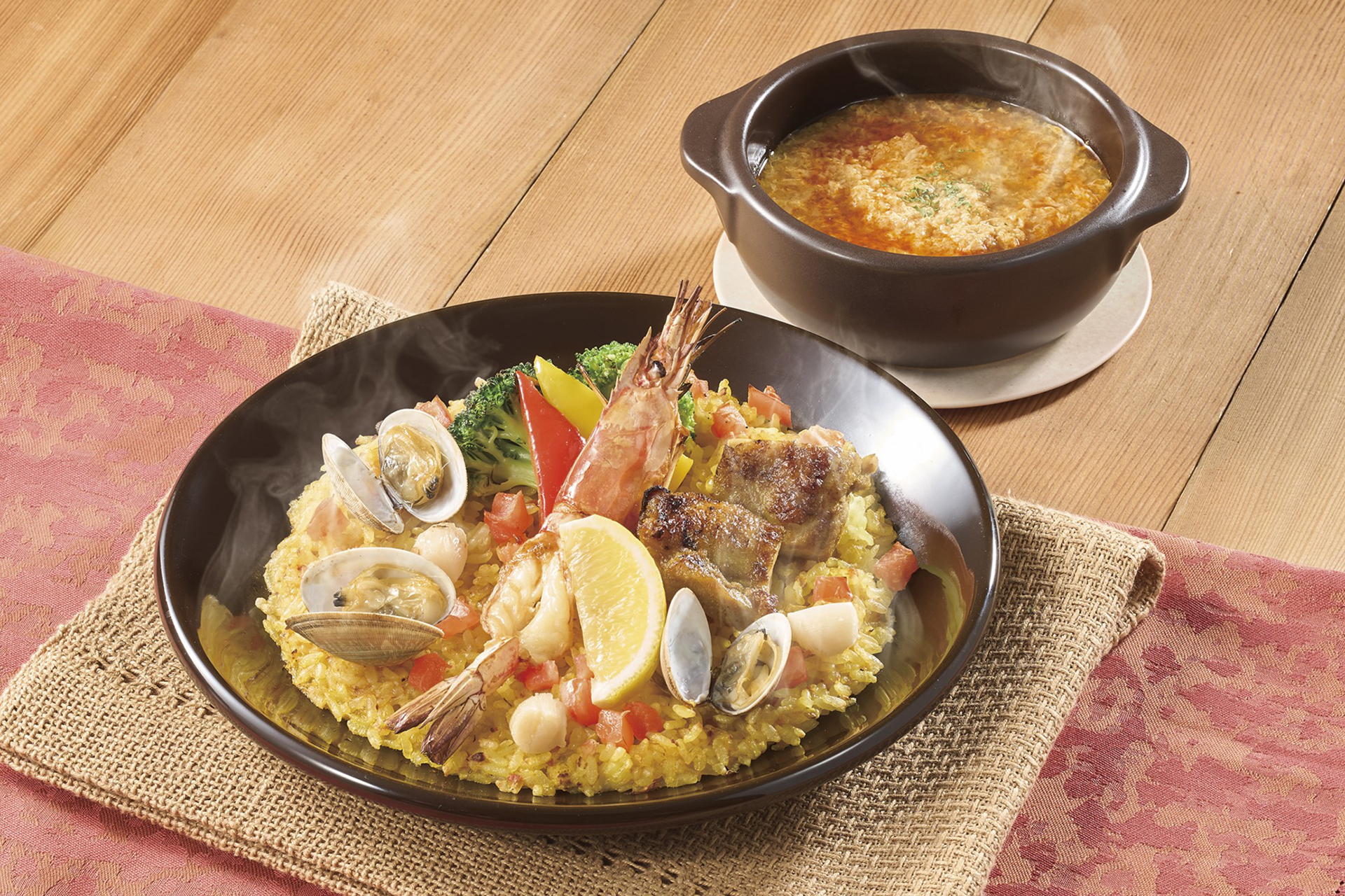 旨みたっぷり！タンドリーチキンと赤えびのパエリア