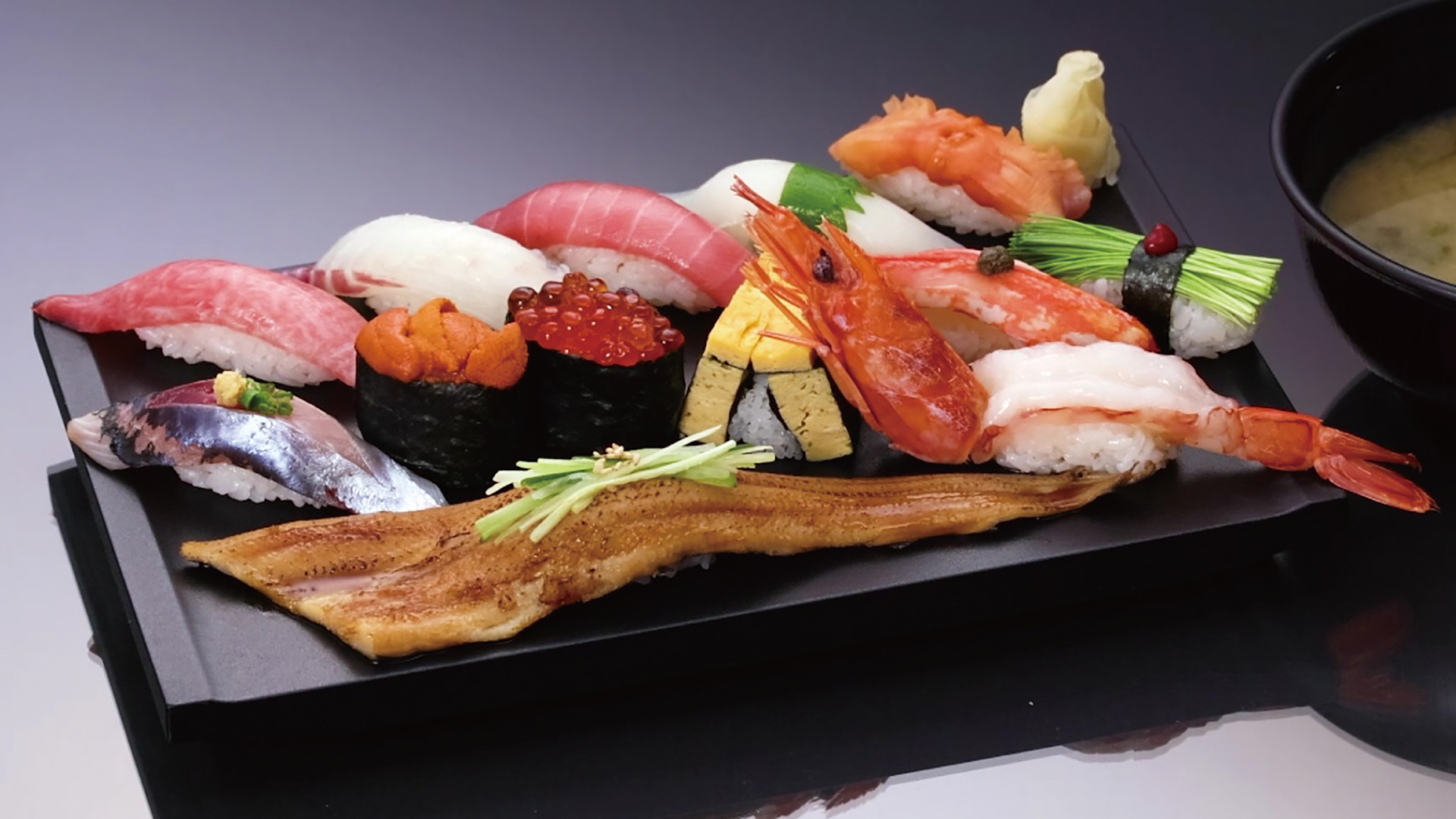 「特選すしざんまい＜大名椀付き＞」（3300円）