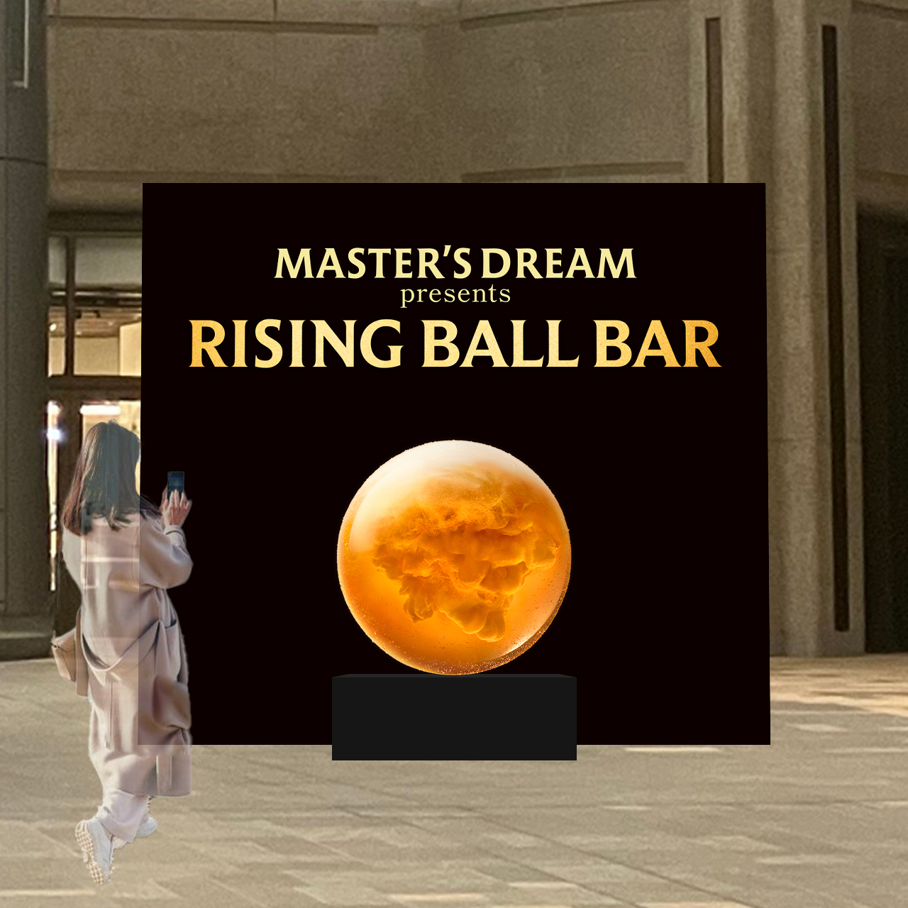 巨大「RISING BALL」とのフォトスポット