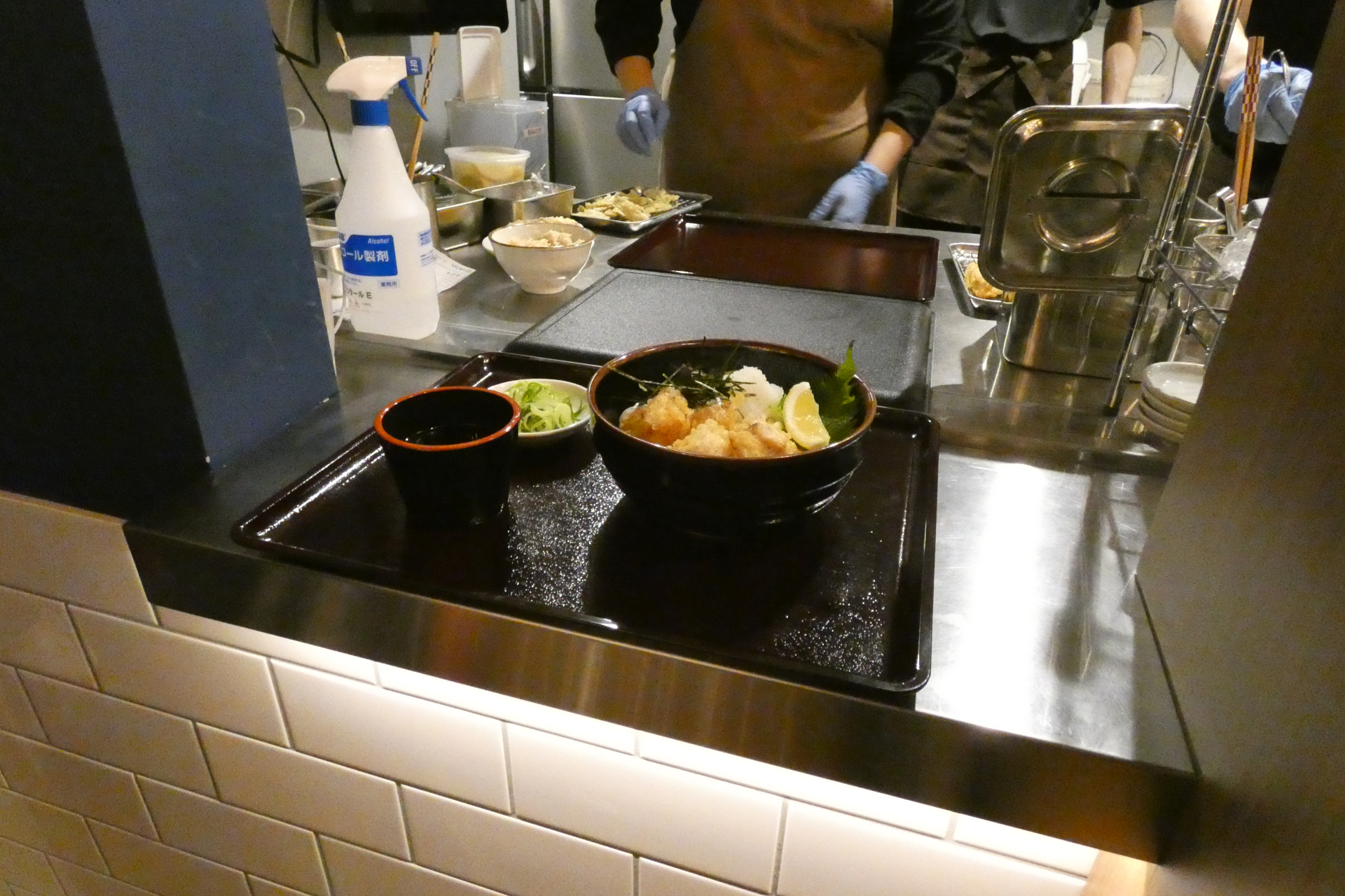 番号が呼ばれたら提供口で商品を受け取る