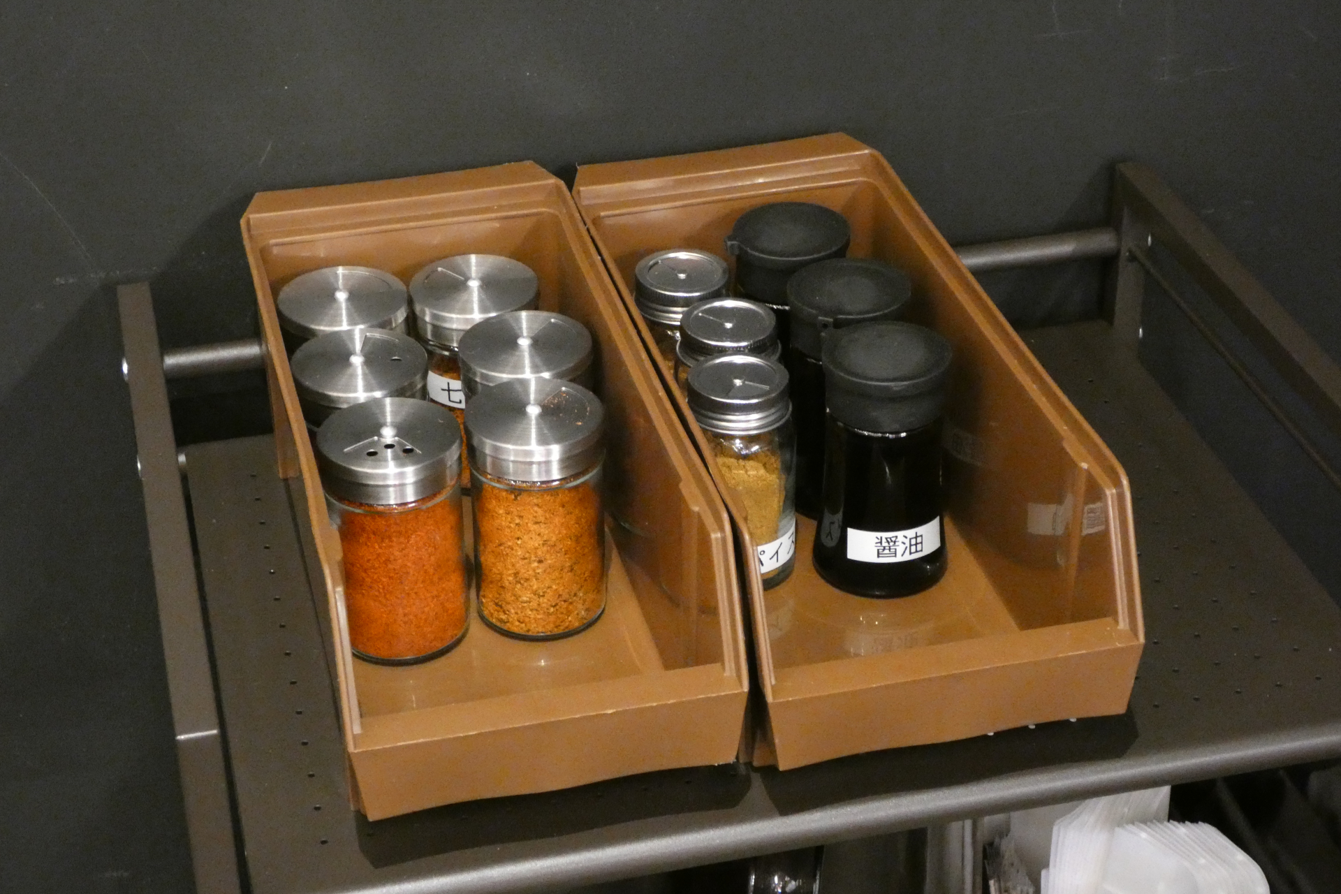 調味料は提供口横のワゴンに用意されている