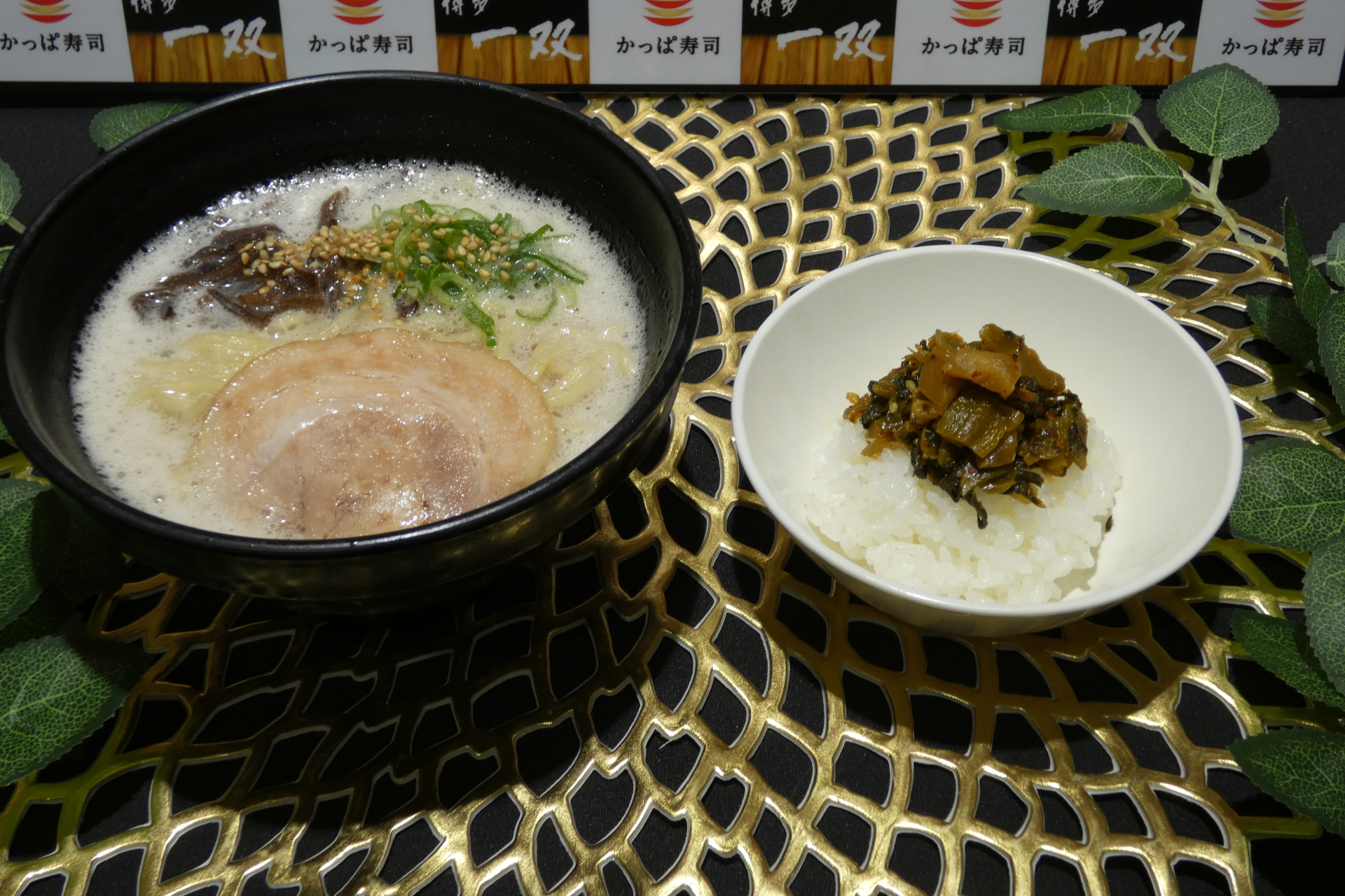 こちらは17日から提供されている「博多一双監修 博多豚骨カプチーノ風ラーメン」