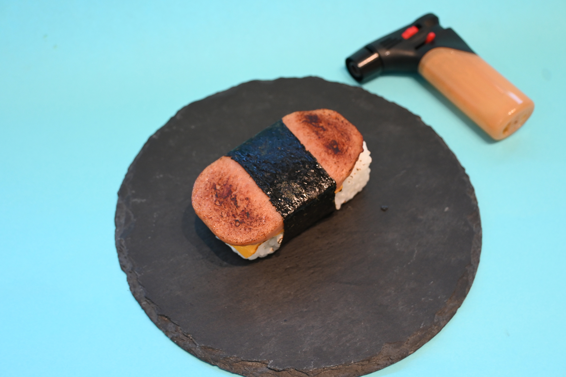 寿司を炙って香ばしく