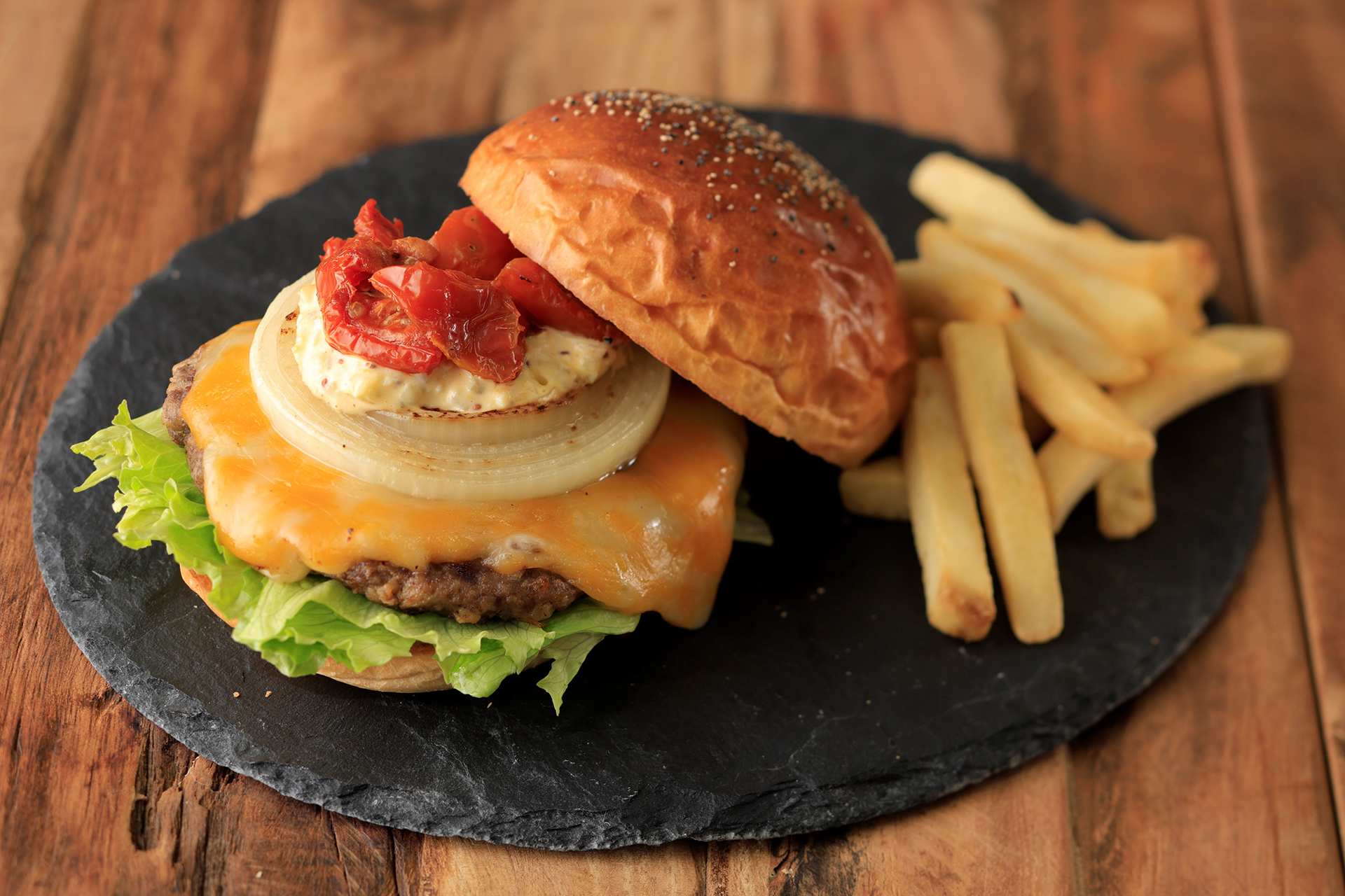 モスプレミアム「和牛バーガー コルビージャックチーズ」