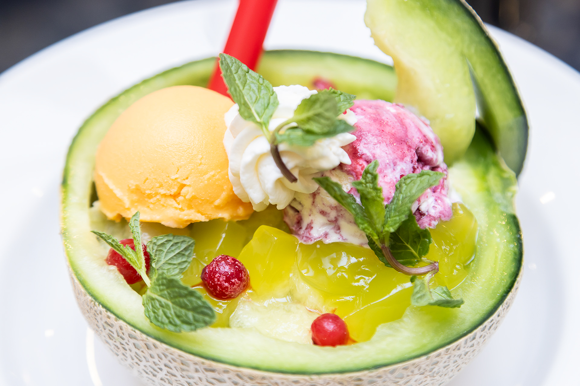 メロンの中にはメロンジュレや果肉がギッシリ