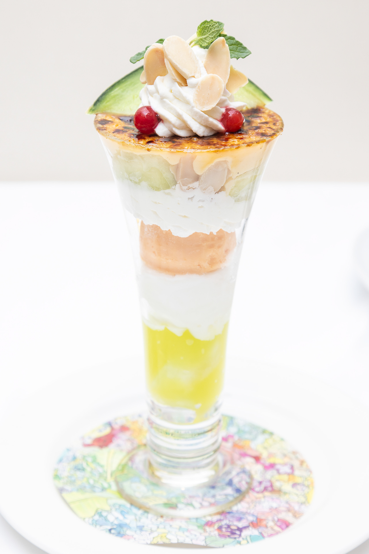 「メロン＆ココナッツのブリュレパフェ」（1408円）