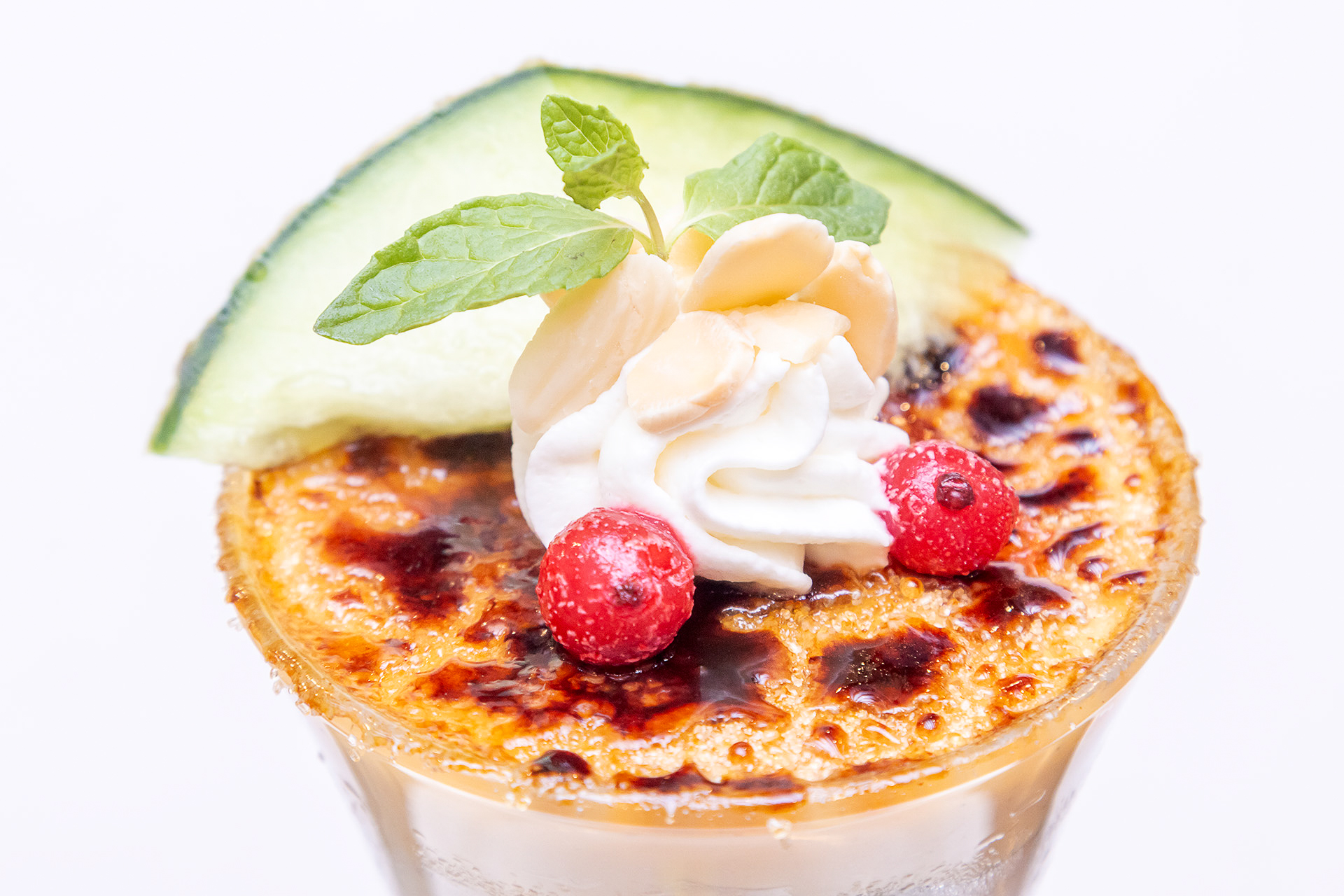 「カリッとキャラメリゼされたクリームブリュレが美しい