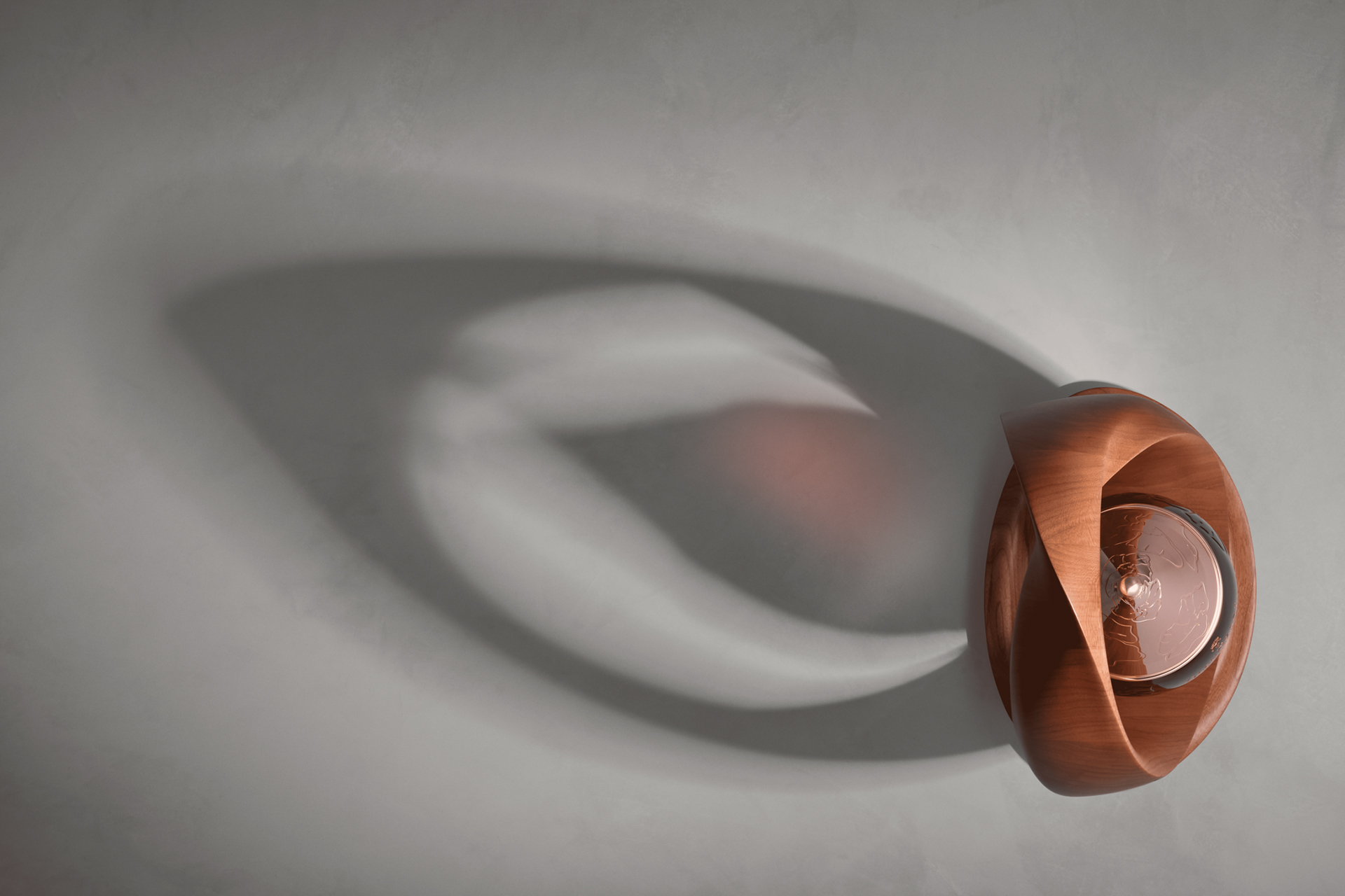 上から見たところ。クレードルは上質なチェリー材を使用