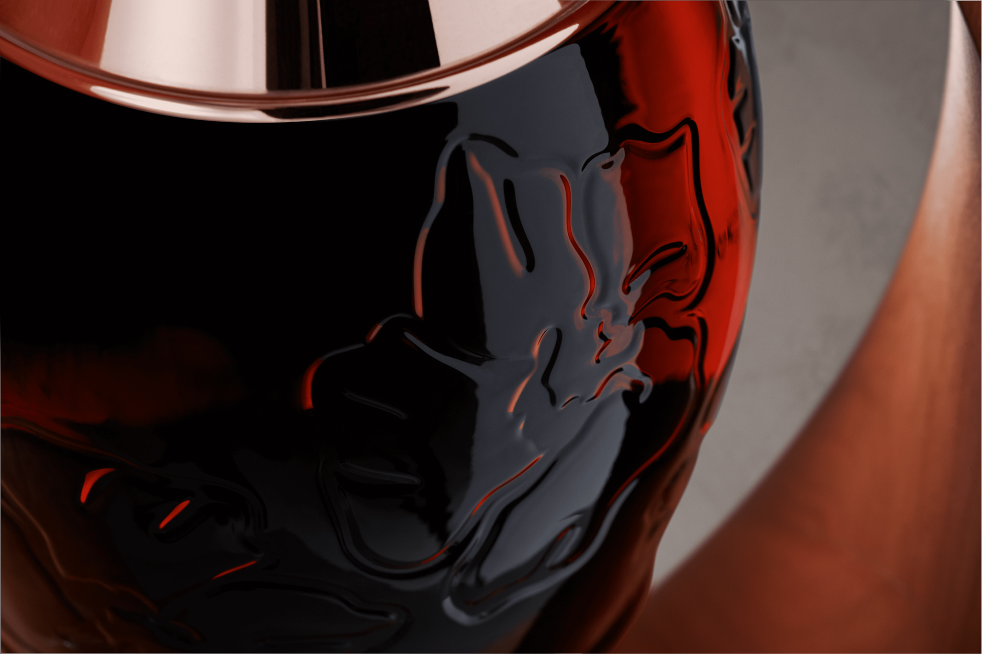 デカンタにはブランドのアイコンである「ヒマラヤン・ブルーポピー」が彫刻してある