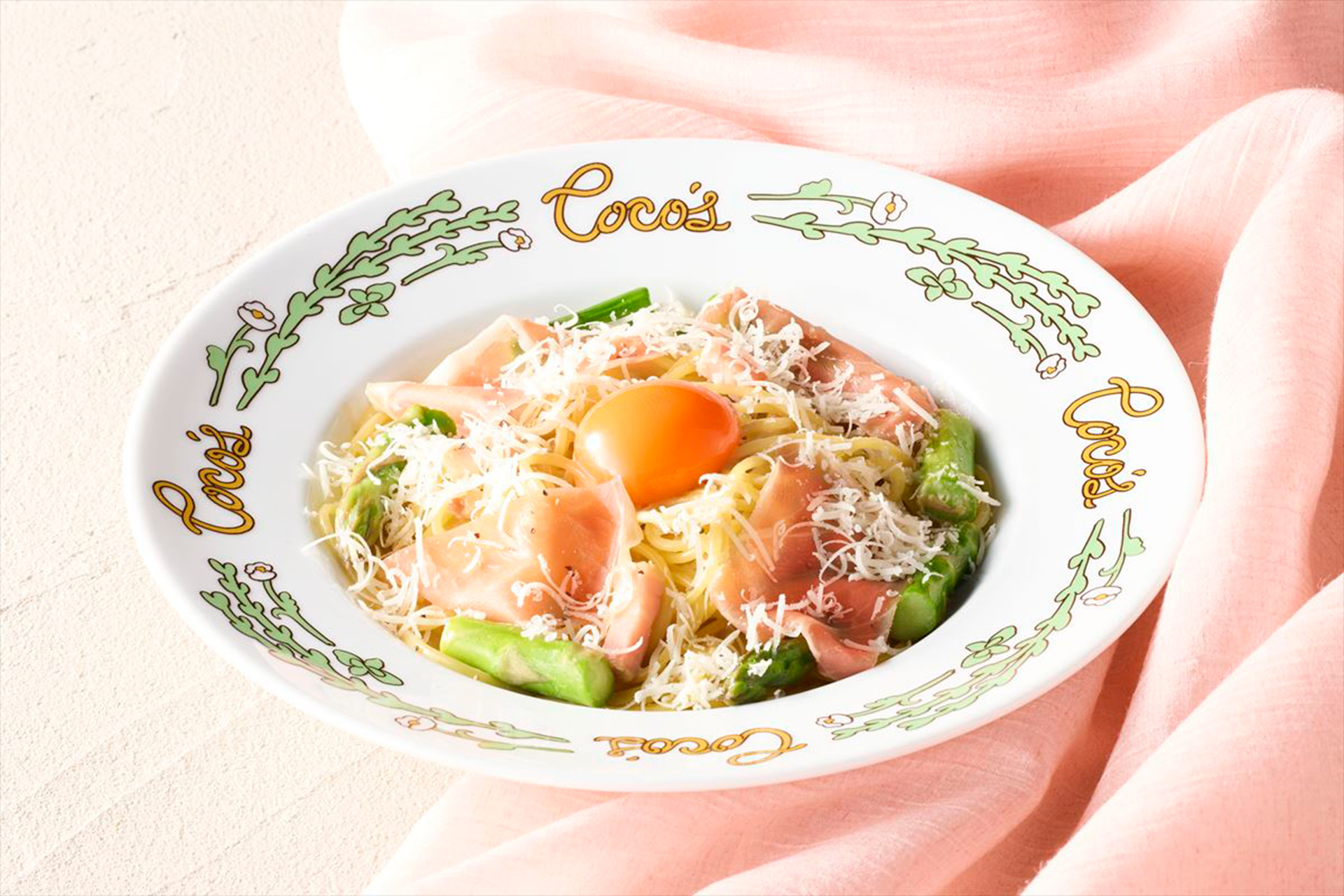 「熟成生ハムとアスパラのカルボナーラ」（1298円）