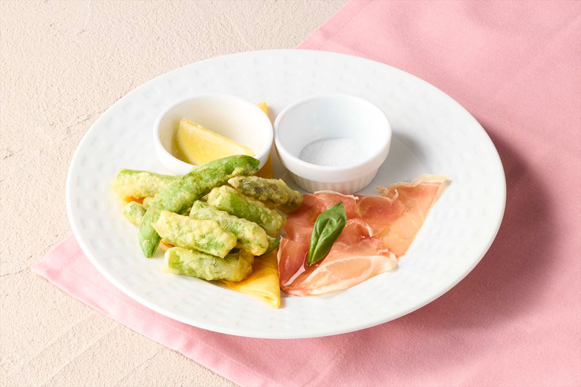「熟成生ハム&アスパラとスナップエンドウのフリット」（649円）