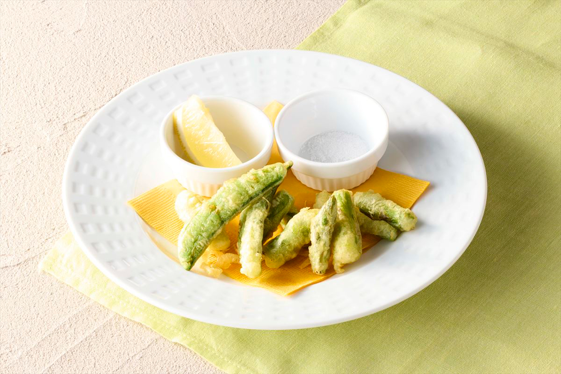 「アスパラとスナップエンドウのフリット」（429円）