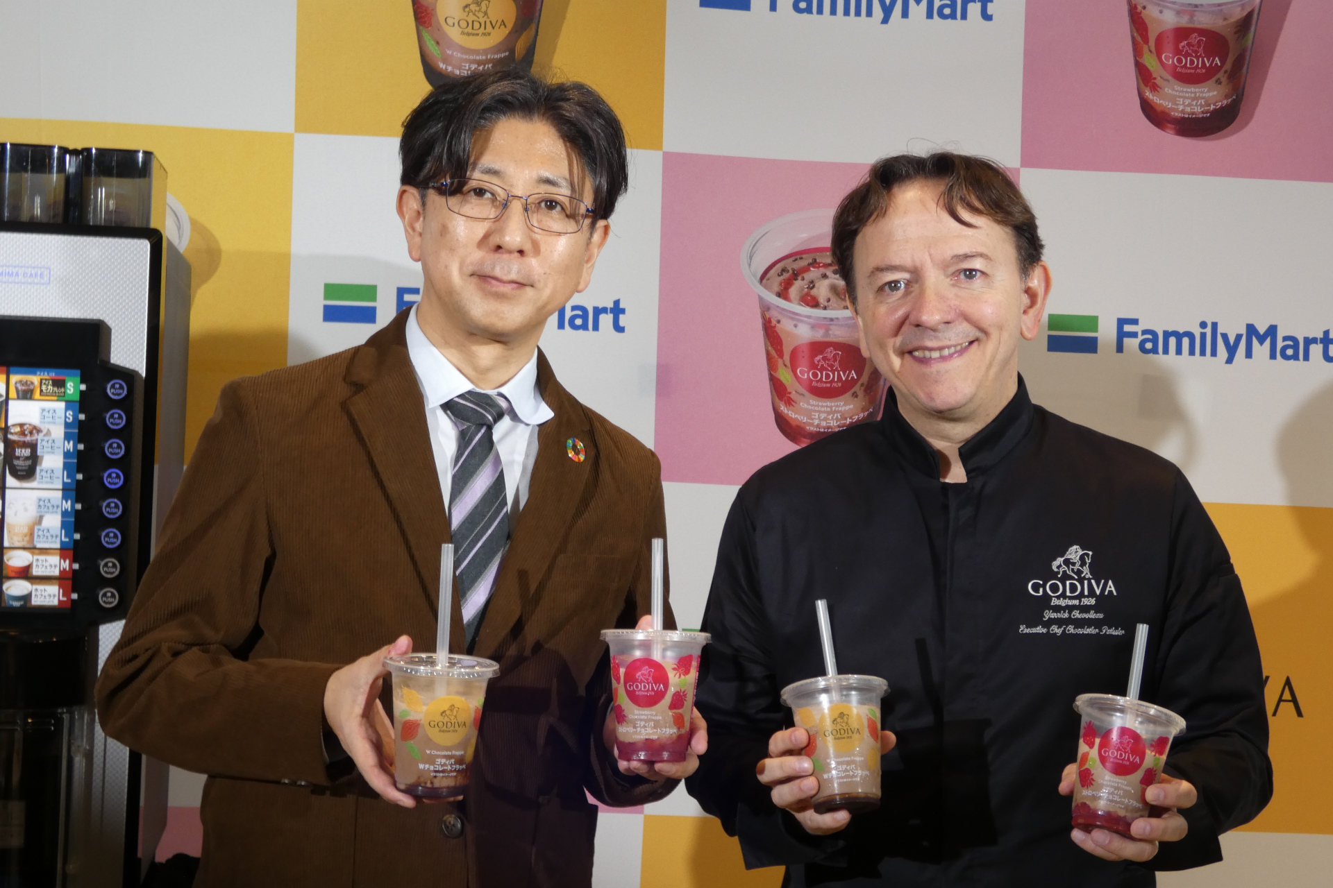 ファミリーマート 商品本部 FF部 部長の高倉一真氏（左）とゴディバ ジャパン エグゼクティブ・ショコラティエ/パティシエのヤニック・シュヴォロー氏（右）